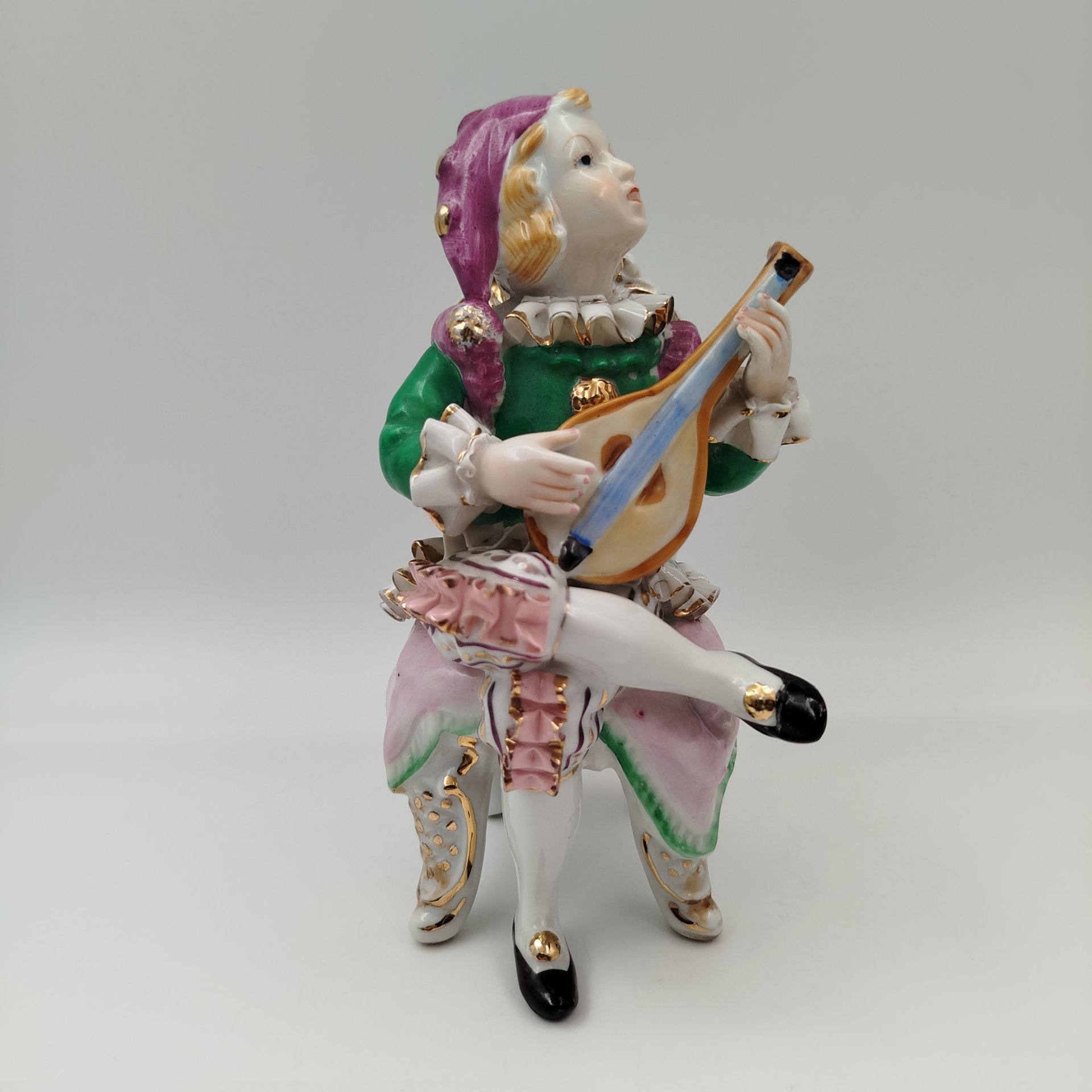 Статуэтка "Юный музыкант", фарфор, роспись, золочение, Азия, 1990-2000 гг.