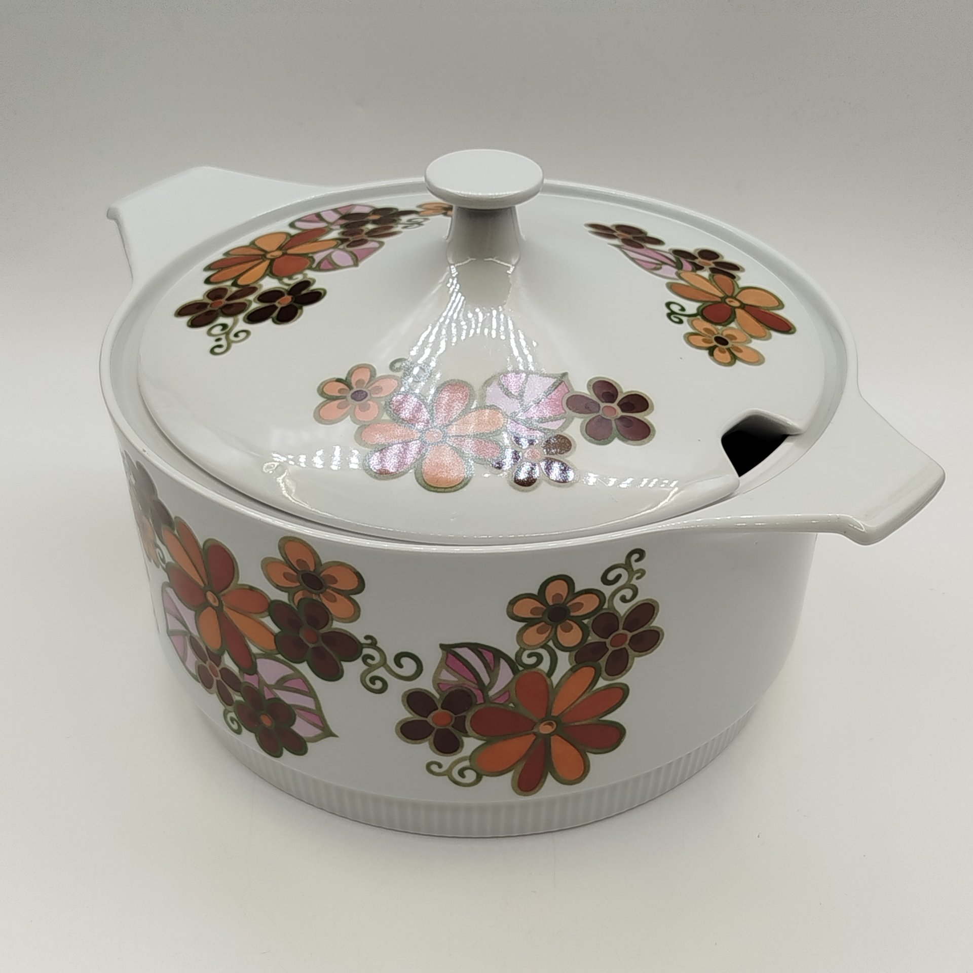 Супница с цветочным декором