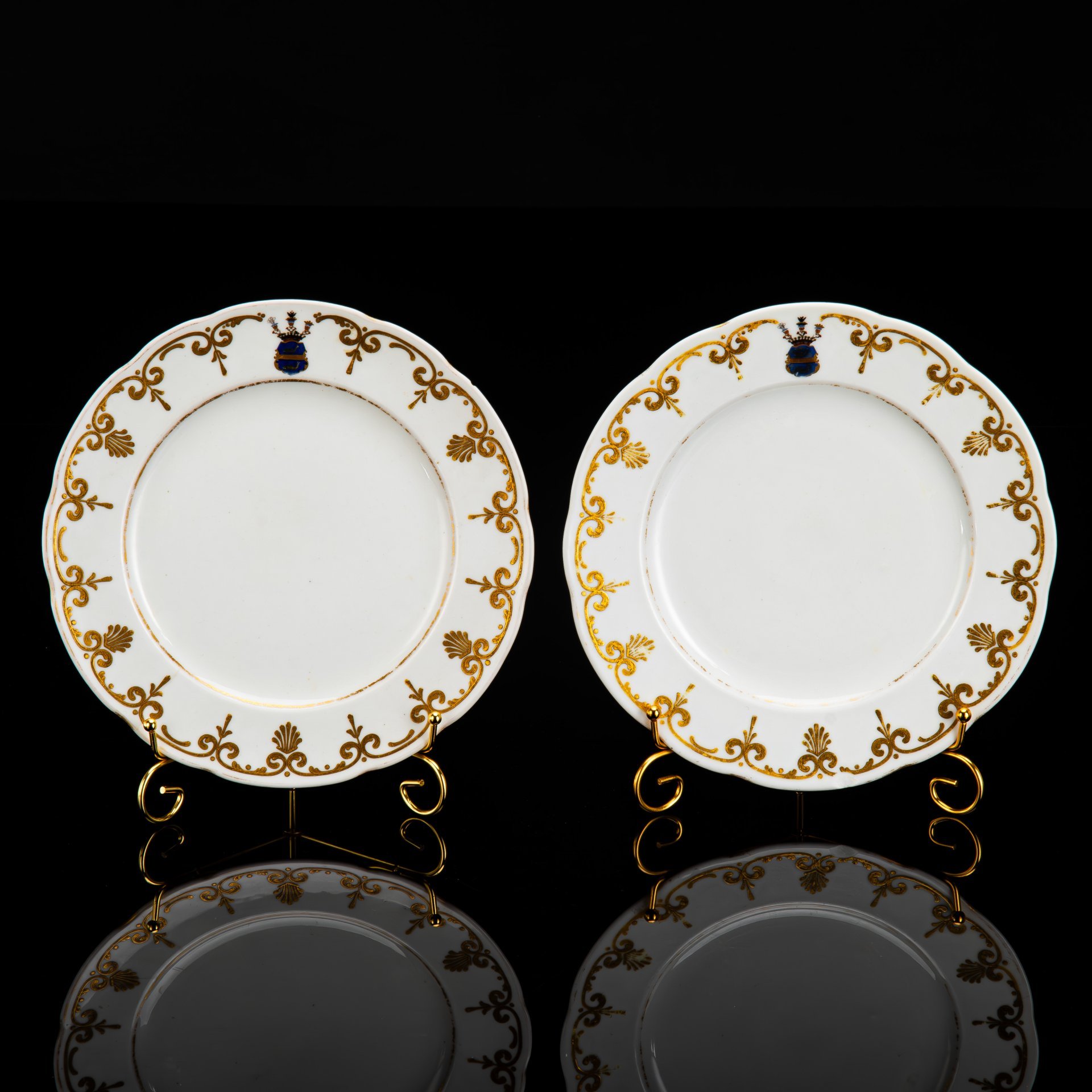 Набор из двух тарелок обеденных с гербом рода графов Паниных