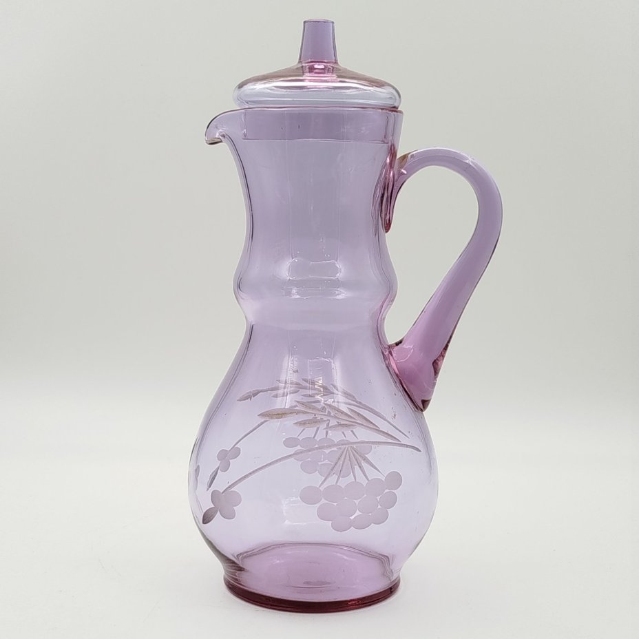 Кувшин с крышкой аметистового оттенка, украшенный растительным декором