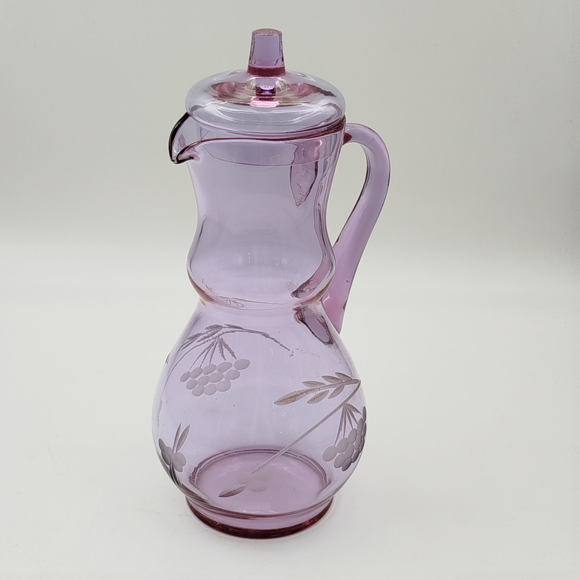 Кувшин с крышкой аметистового оттенка, украшенный растительным декором