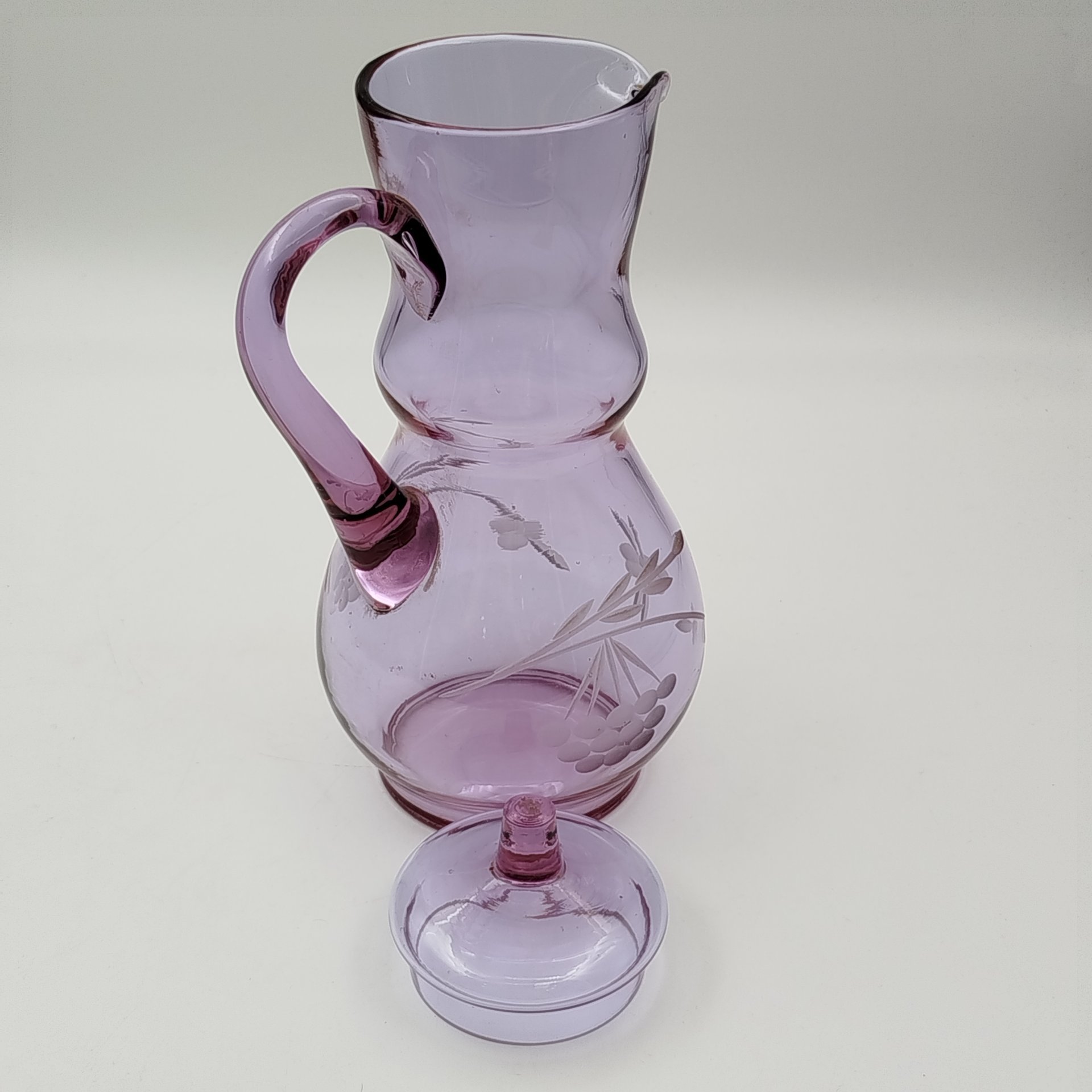 Кувшин с крышкой аметистового оттенка, украшенный растительным декором