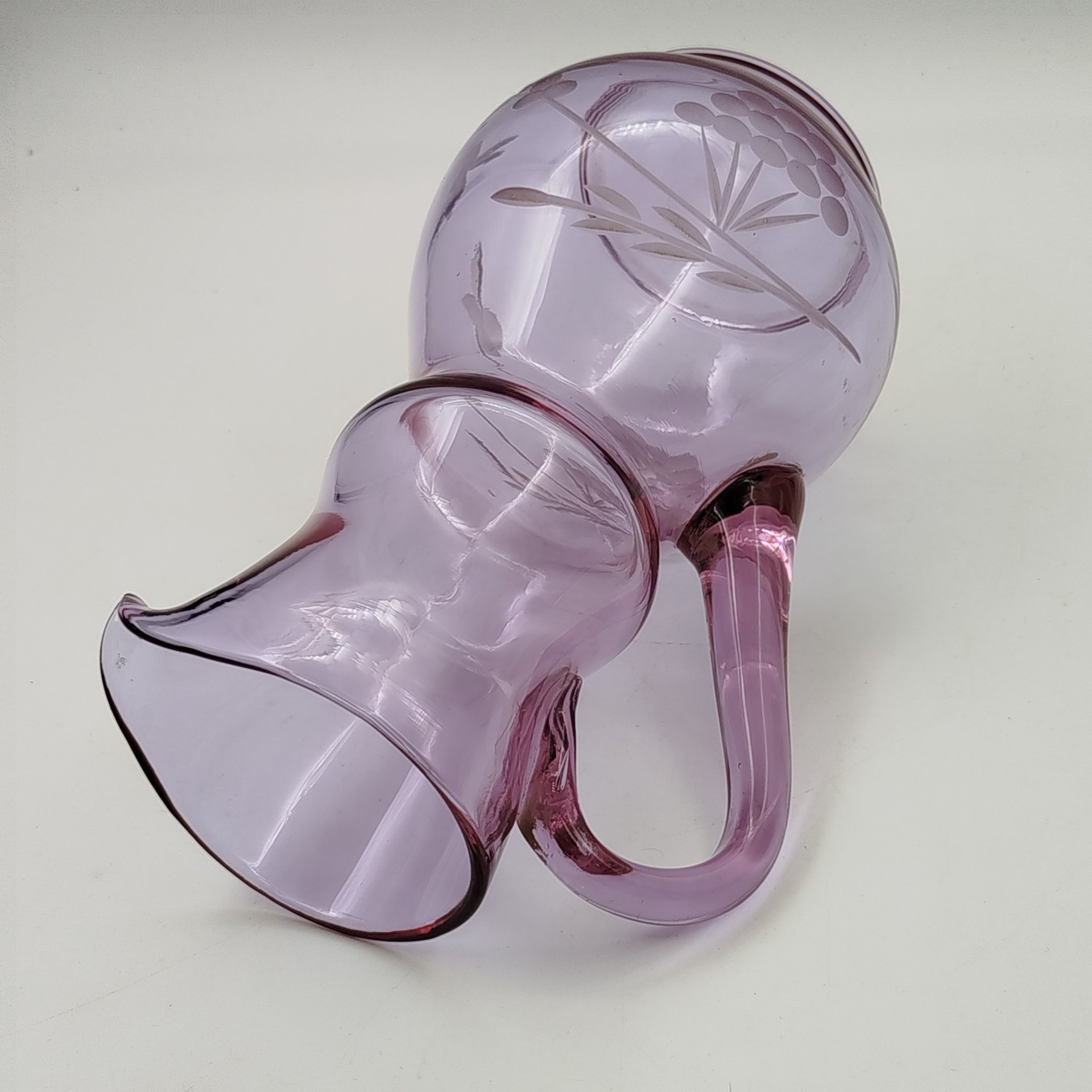 Кувшин с крышкой аметистового оттенка, украшенный растительным декором