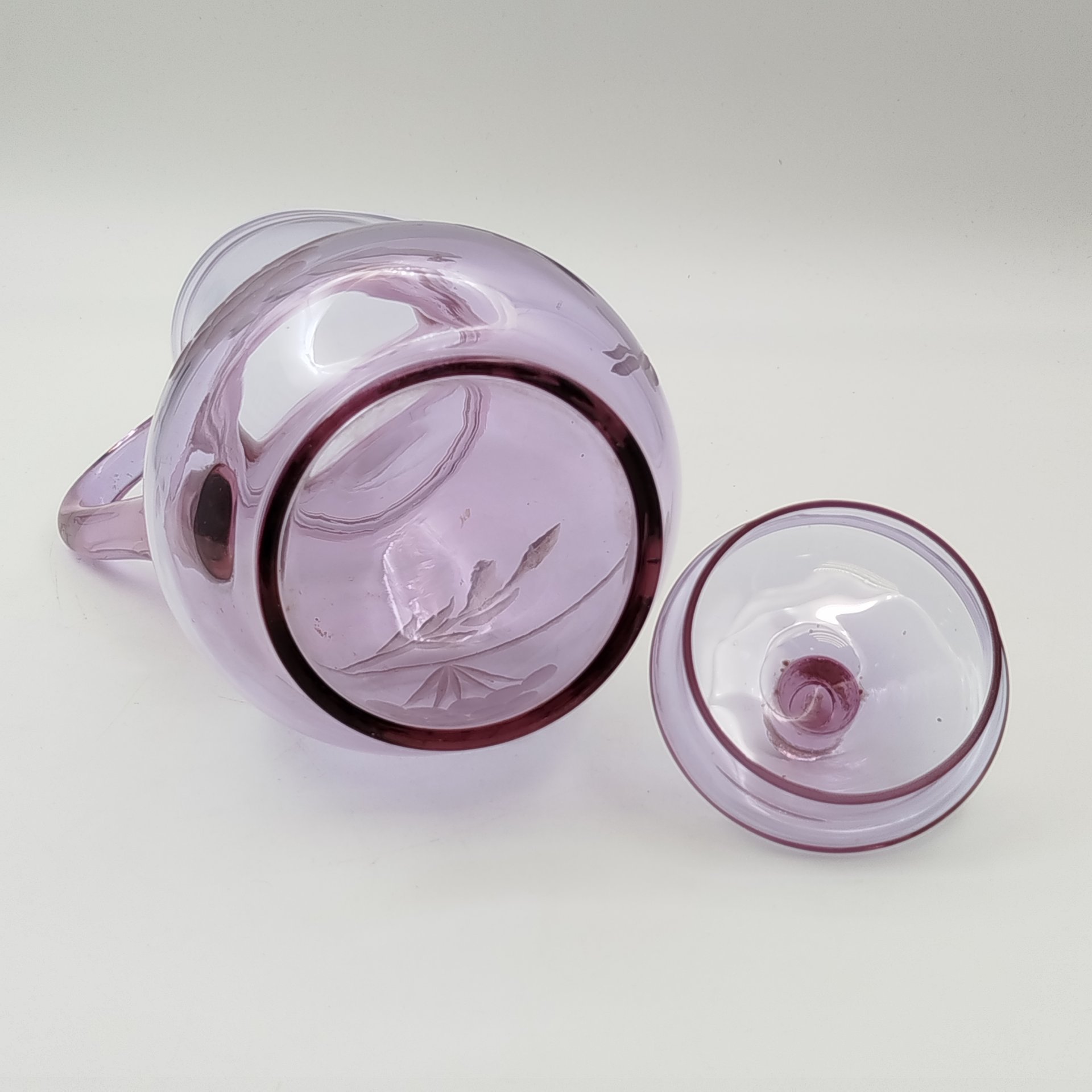 Кувшин с крышкой аметистового оттенка, украшенный растительным декором