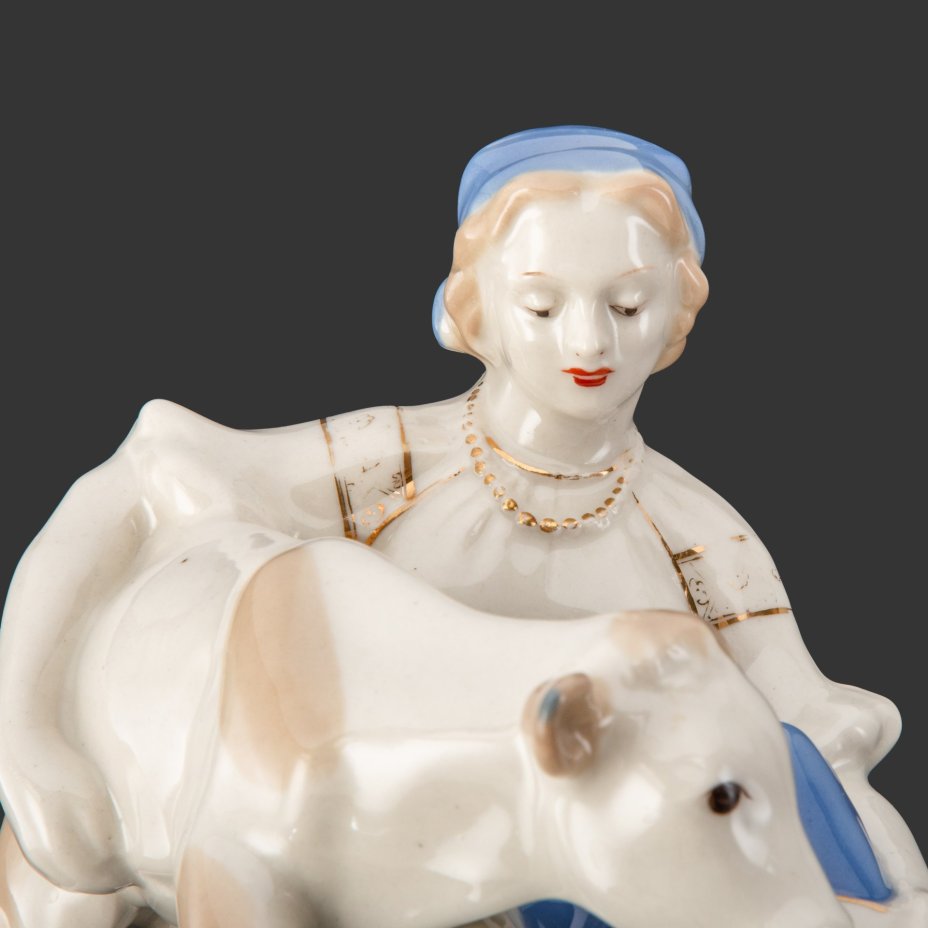 Статуэтка "Телятница" ("Колхозница с теленком"), автор Людмила Павловна Азарова, фарфор, роспись, золочение, Турыгинский фарфоровый завод артели «Художественная керамика» (Гжель), СССР, 1950-1960 гг.