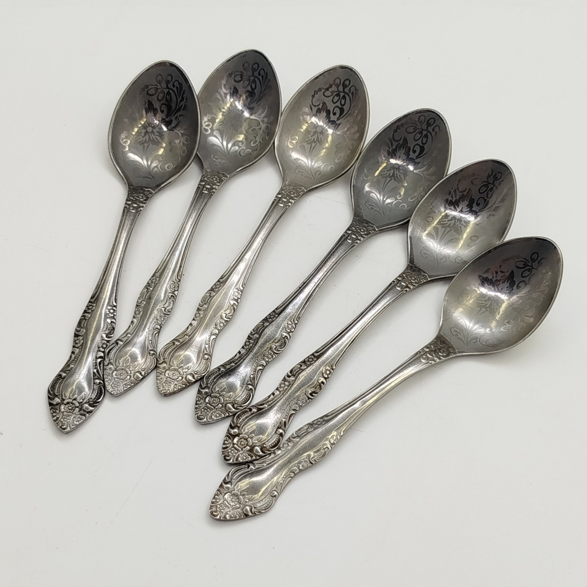 Набор из 6 чайных ложек, украшенных растительным декором, нержавеющая сталь, Павловский завод художественных металлоизделий им. С.М. Кирова, СССР, 1970-1990 гг.