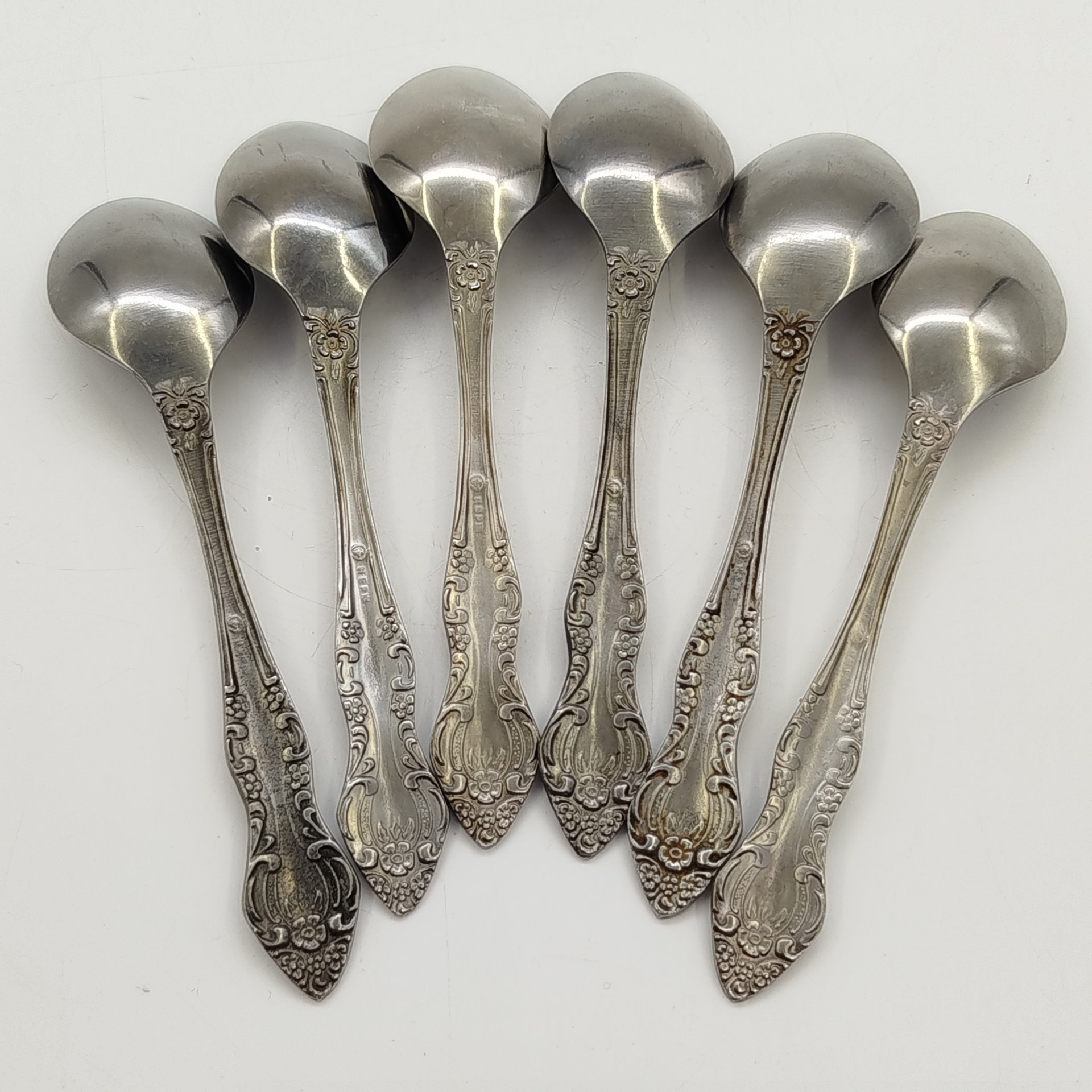 Набор из 6 чайных ложек, украшенных растительным декором, нержавеющая сталь, Павловский завод художественных металлоизделий им. С.М. Кирова, СССР, 1970-1990 гг.