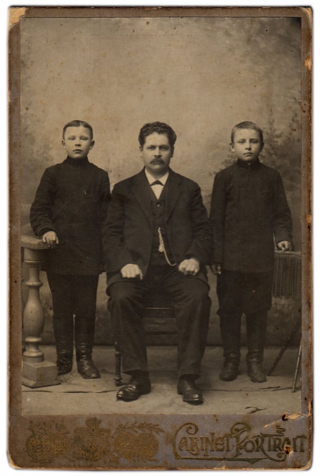 Фотография мужчины и двух мальчиков Санкт-Петербург Фот. И.П. Тараканов 1907-1917