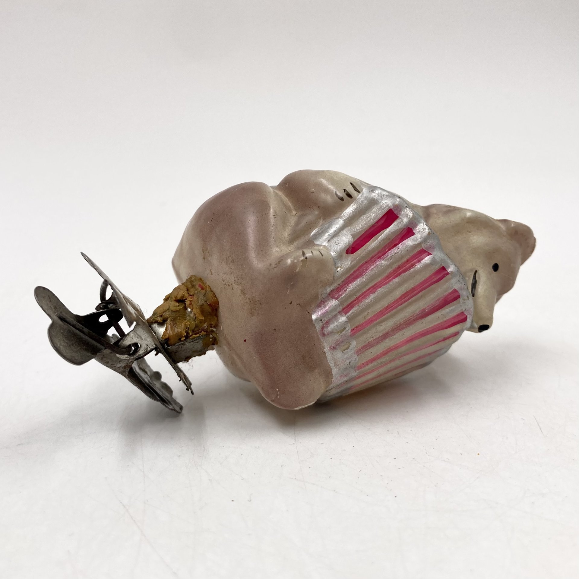 Ёлочная игрушка "Медвежонок с гармошкой" на прищепке, стекло, роспись, металл, Завод стеклянных ёлочных украшений и оптических изделий, г. Москва, СССР, 1950-1960 гг., Завод стеклянных ёлочных украшений и оптических изделий