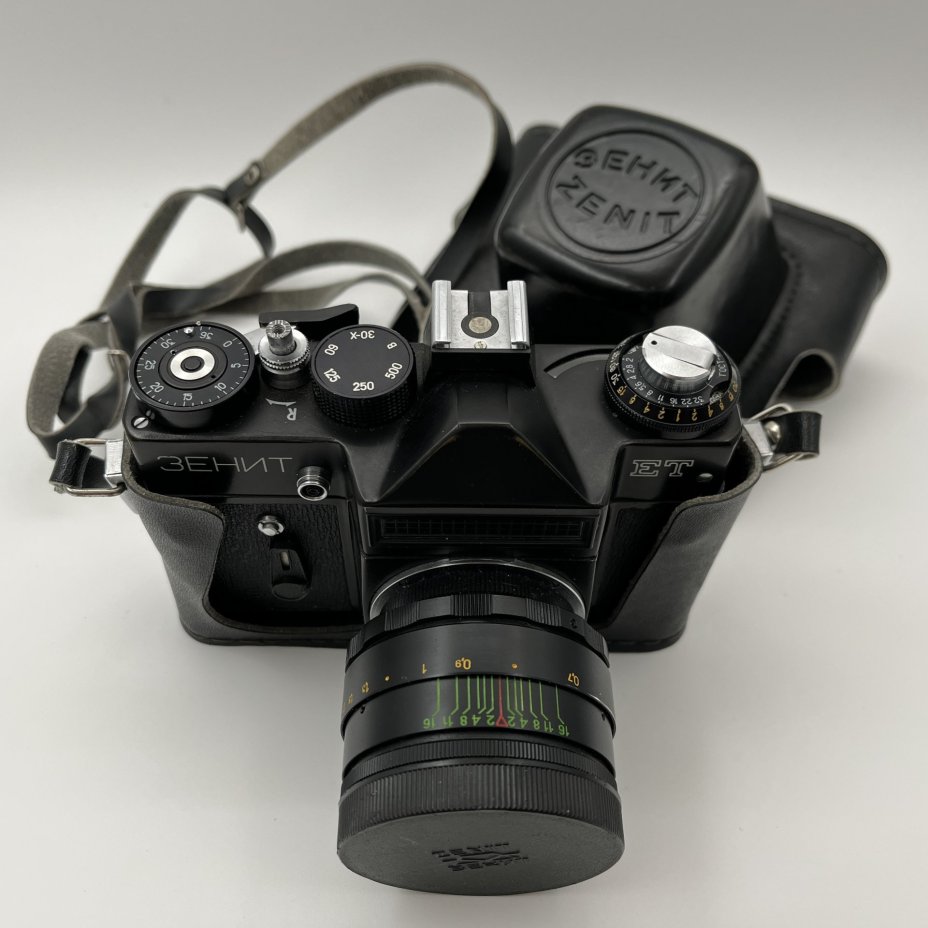 Фотоаппарат "Зенит-ЕТ" c объективом "Гелиос-44-2" в оригинальном кофре с коробкой, металл, пластик, стекло, кожа, Белорусское оптико-механическое объединение (БелОМО), СССР, 1982 г.