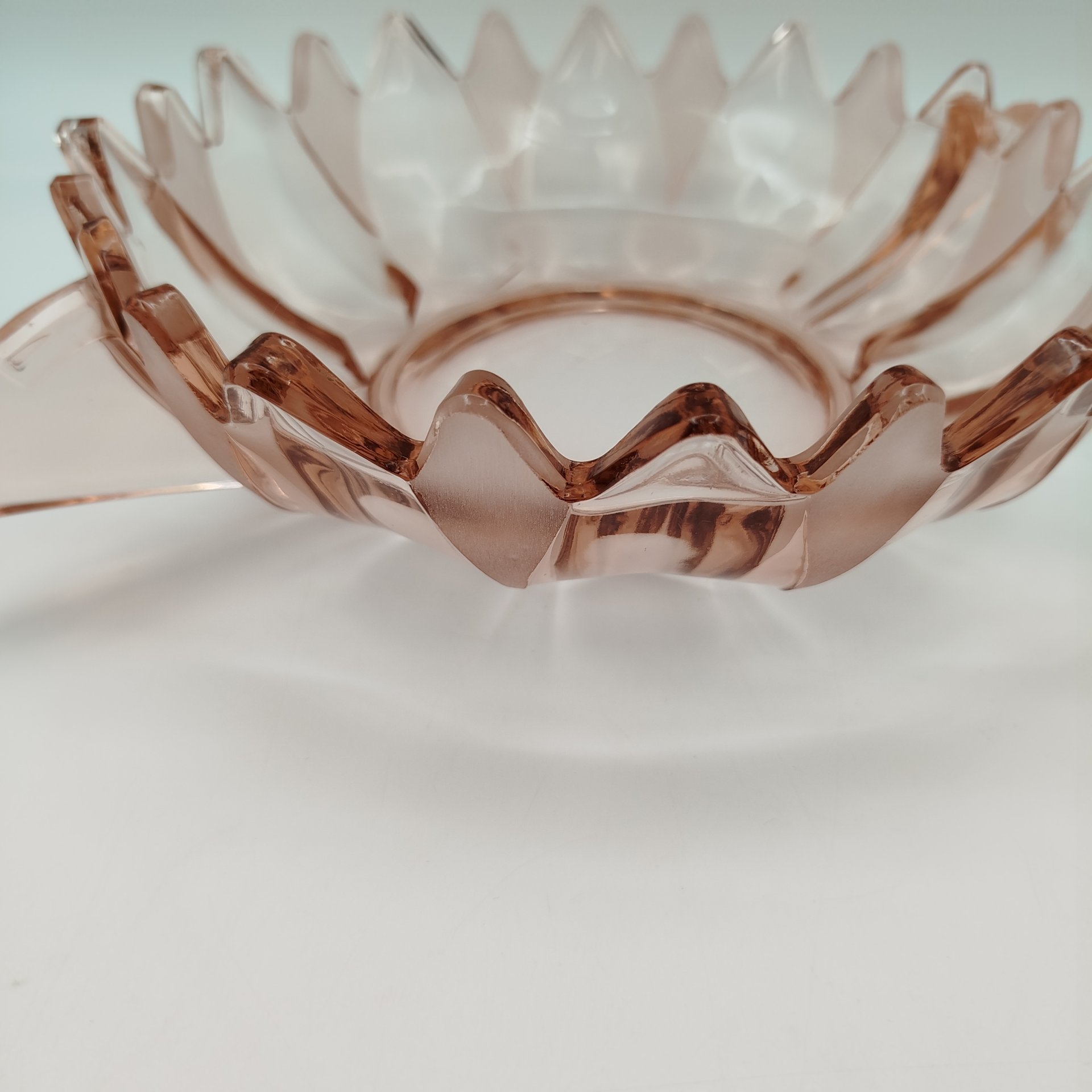 Ваза для подачи напитков/десертов розалинового оттенка, выполненная в стиле ар-деко, цветное стекло, пресс, Западная Европа, 1930-1950 гг.