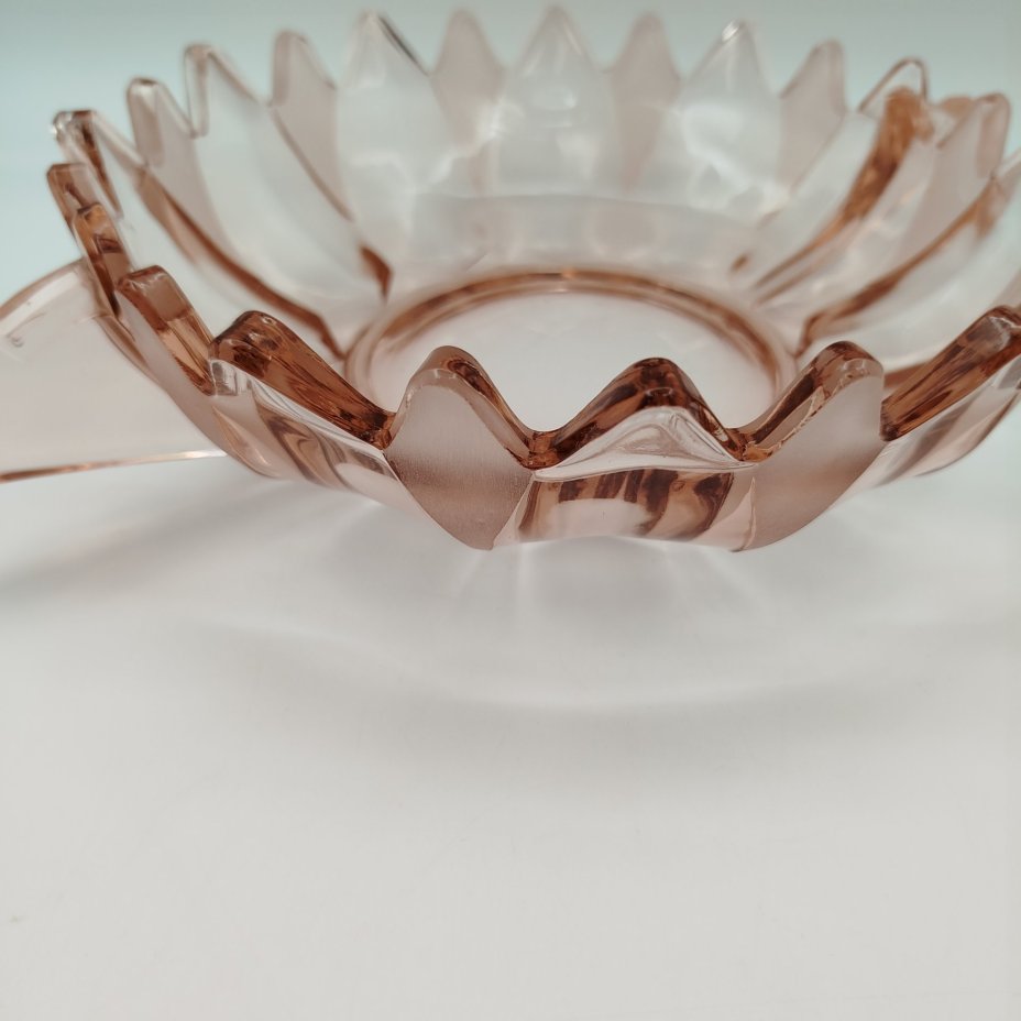 Ваза для подачи напитков/десертов розалинового оттенка, выполненная в стиле ар-деко