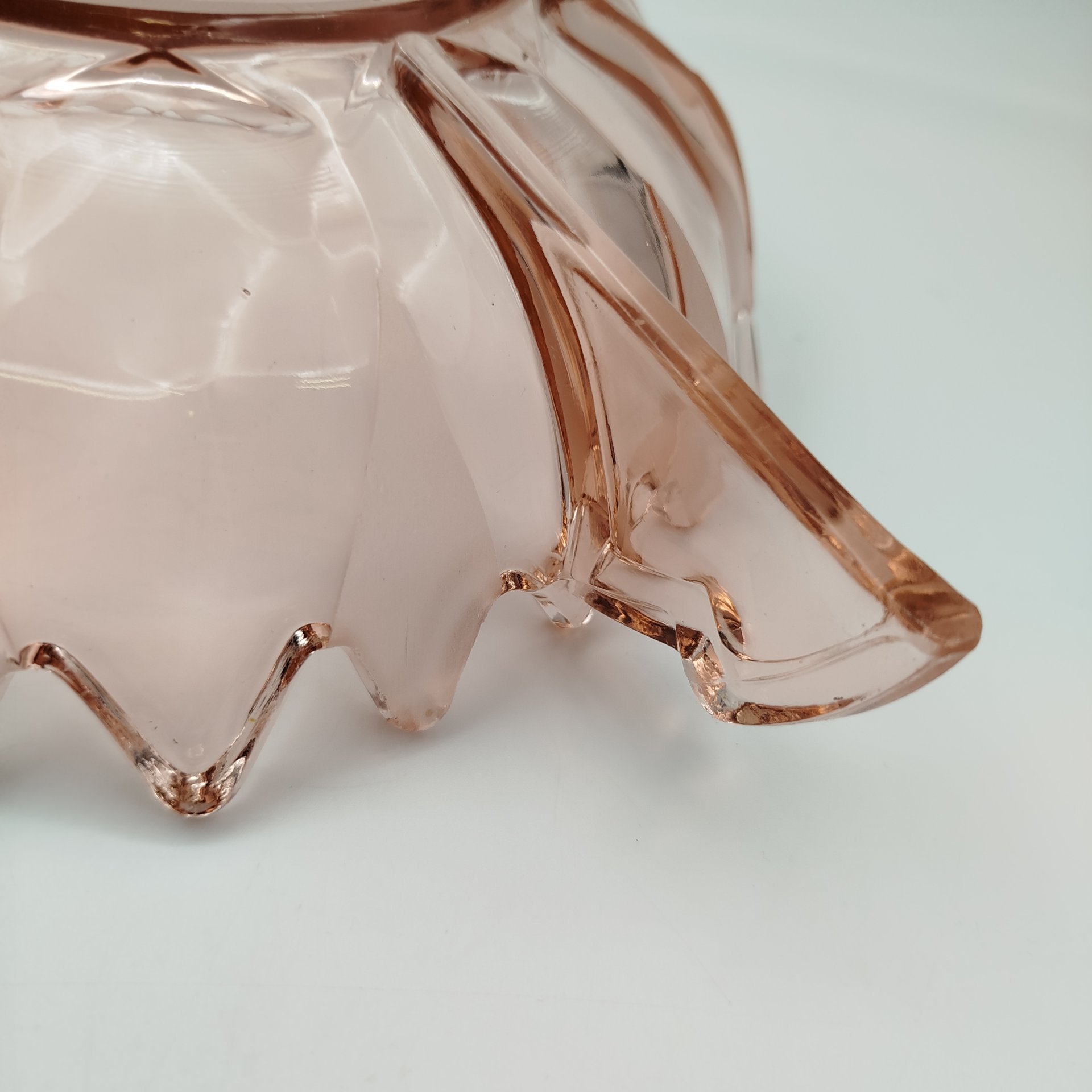 Ваза для подачи напитков/десертов розалинового оттенка, выполненная в стиле ар-деко, цветное стекло, пресс, Западная Европа, 1930-1950 гг.