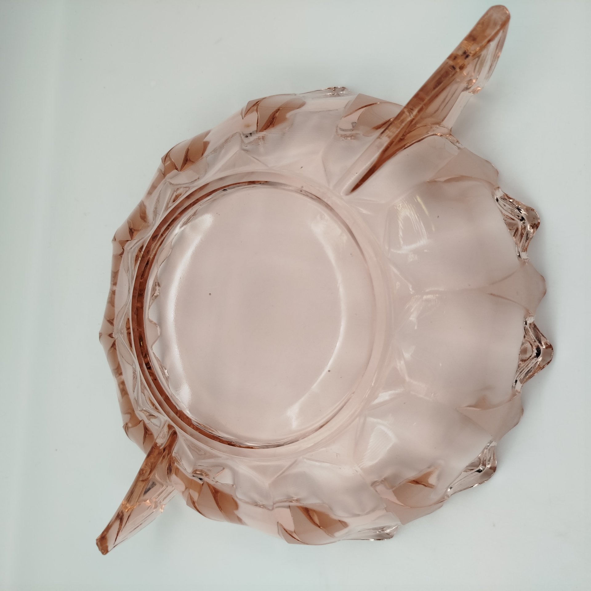 Ваза для подачи напитков/десертов розалинового оттенка, выполненная в стиле ар-деко, цветное стекло, пресс, Западная Европа, 1930-1950 гг.