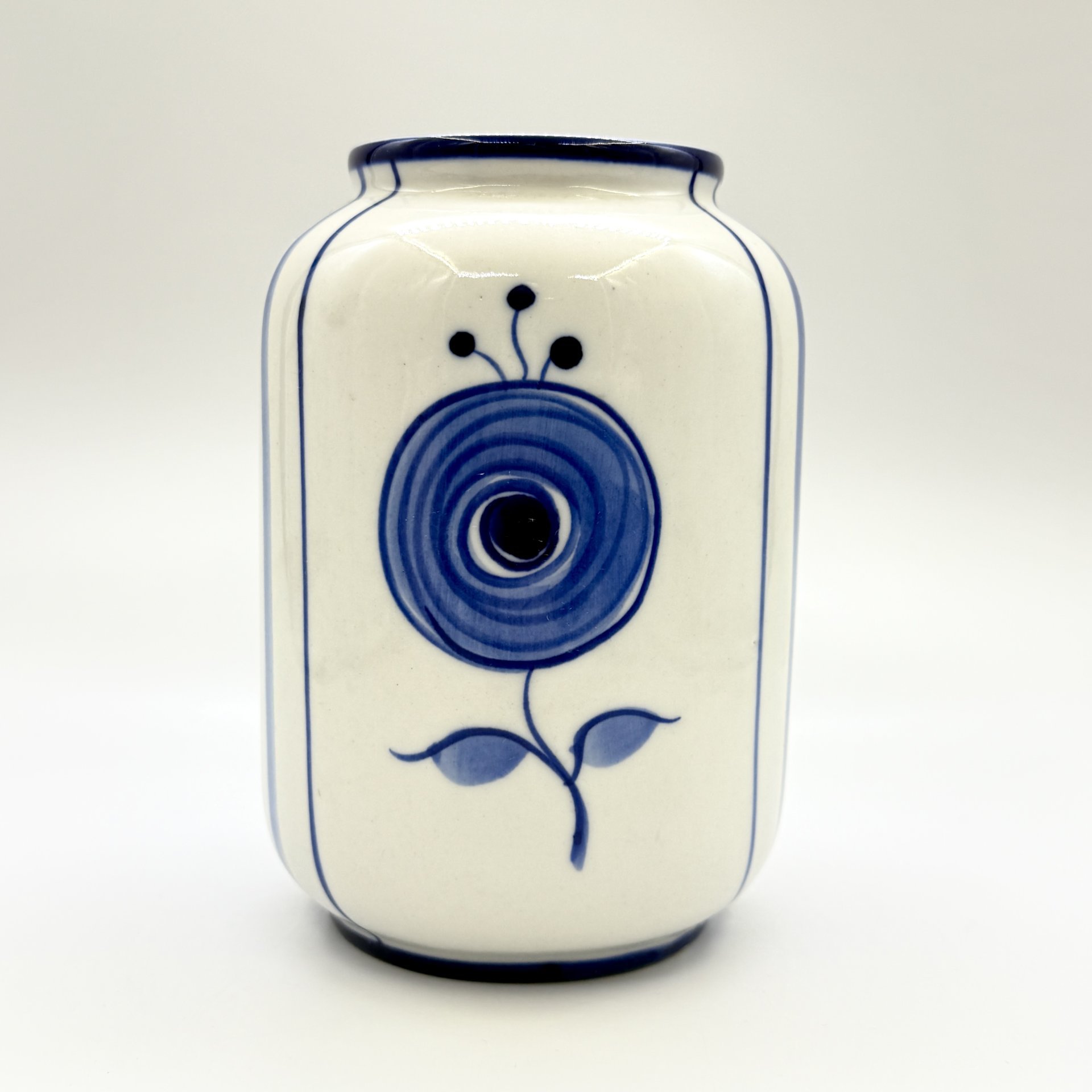Ваза, украшенная цветочным декором, Гжель, фарфор, роспись, СССР, 1970-1990 гг.