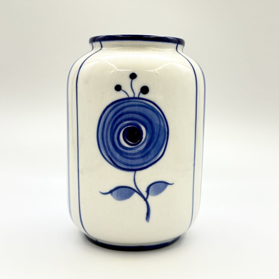 Ваза, украшенная цветочным декором, Гжель, фарфор, роспись, СССР, 1970-1990 гг.