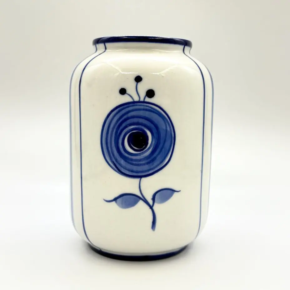 Ваза, украшенная цветочным декором, Гжель, фарфор, роспись, СССР, 1970-1990 гг.