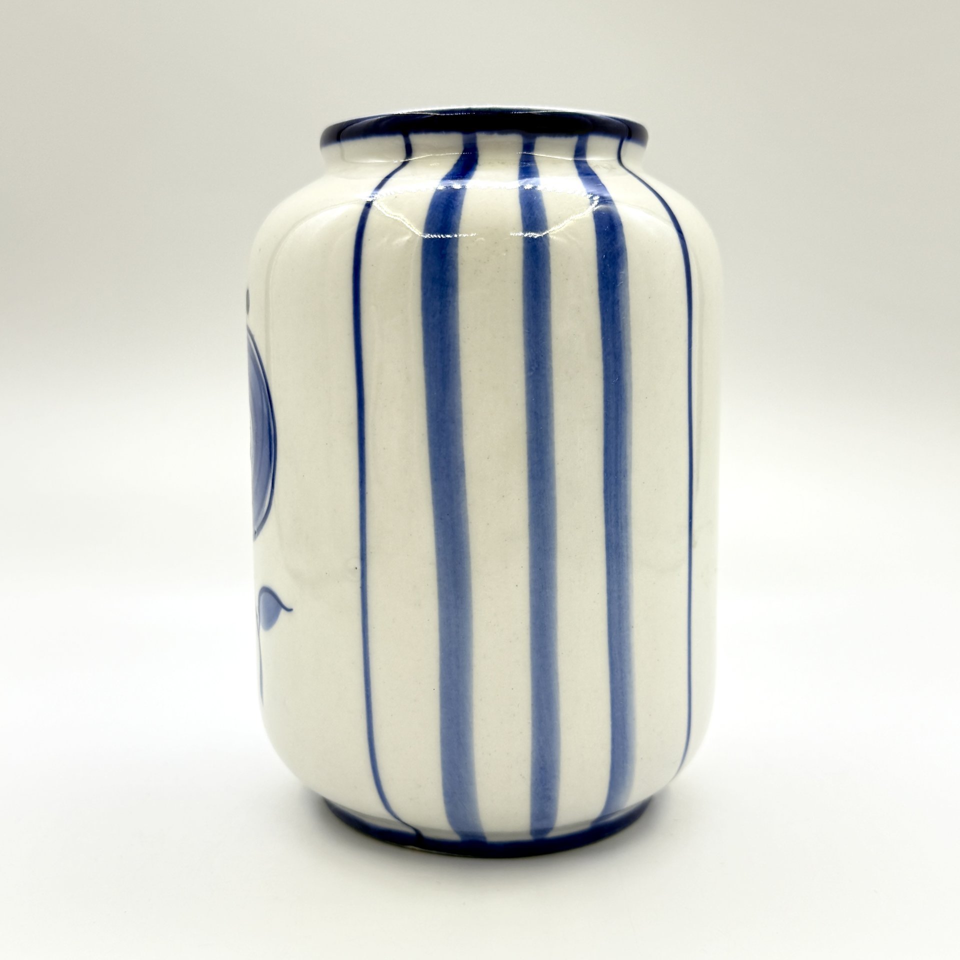 Ваза, украшенная цветочным декором, Гжель, фарфор, роспись, СССР, 1970-1990 гг.