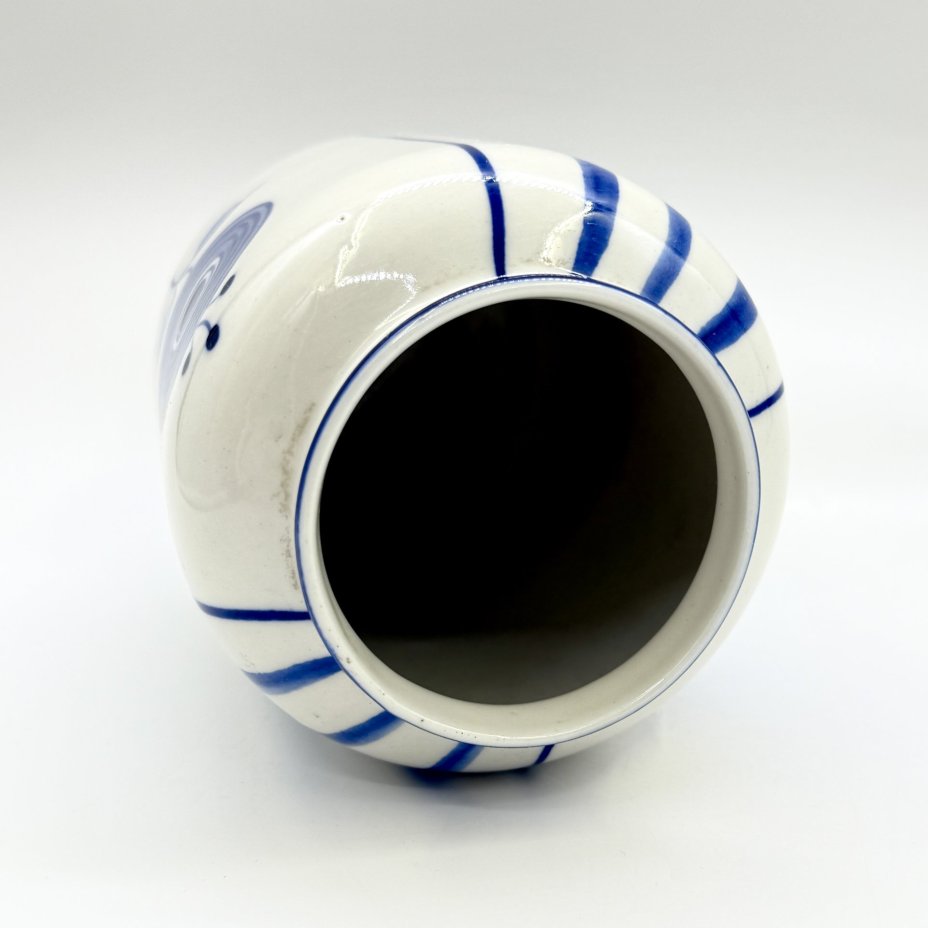Ваза, украшенная цветочным декором, Гжель, фарфор, роспись, СССР, 1970-1990 гг.