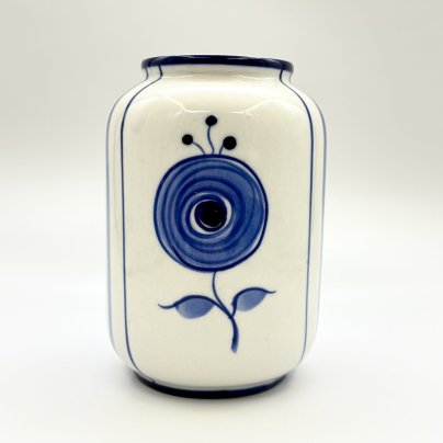 Ваза, украшенная цветочным декором, Гжель, фарфор, роспись, СССР, 1970-1990 гг.