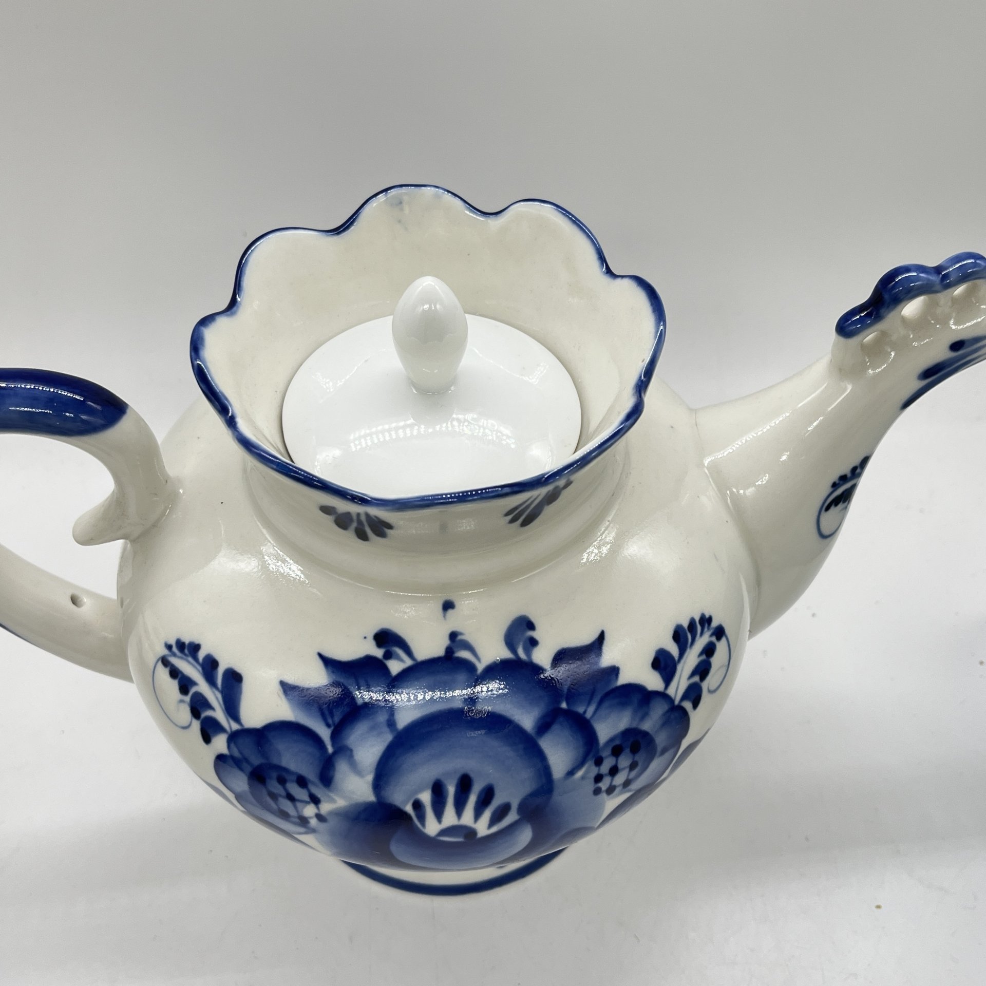 Чайник с фигурными элементами и расписным цветочным декором (крышка подбор)