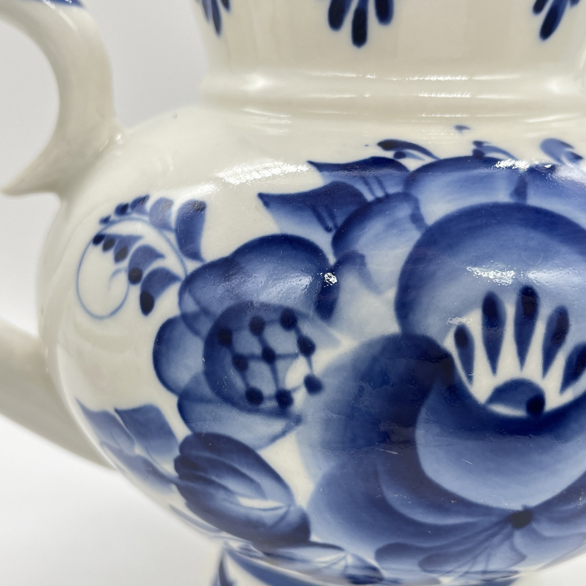 Чайник с фигурными элементами и расписным цветочным декором (крышка подбор)