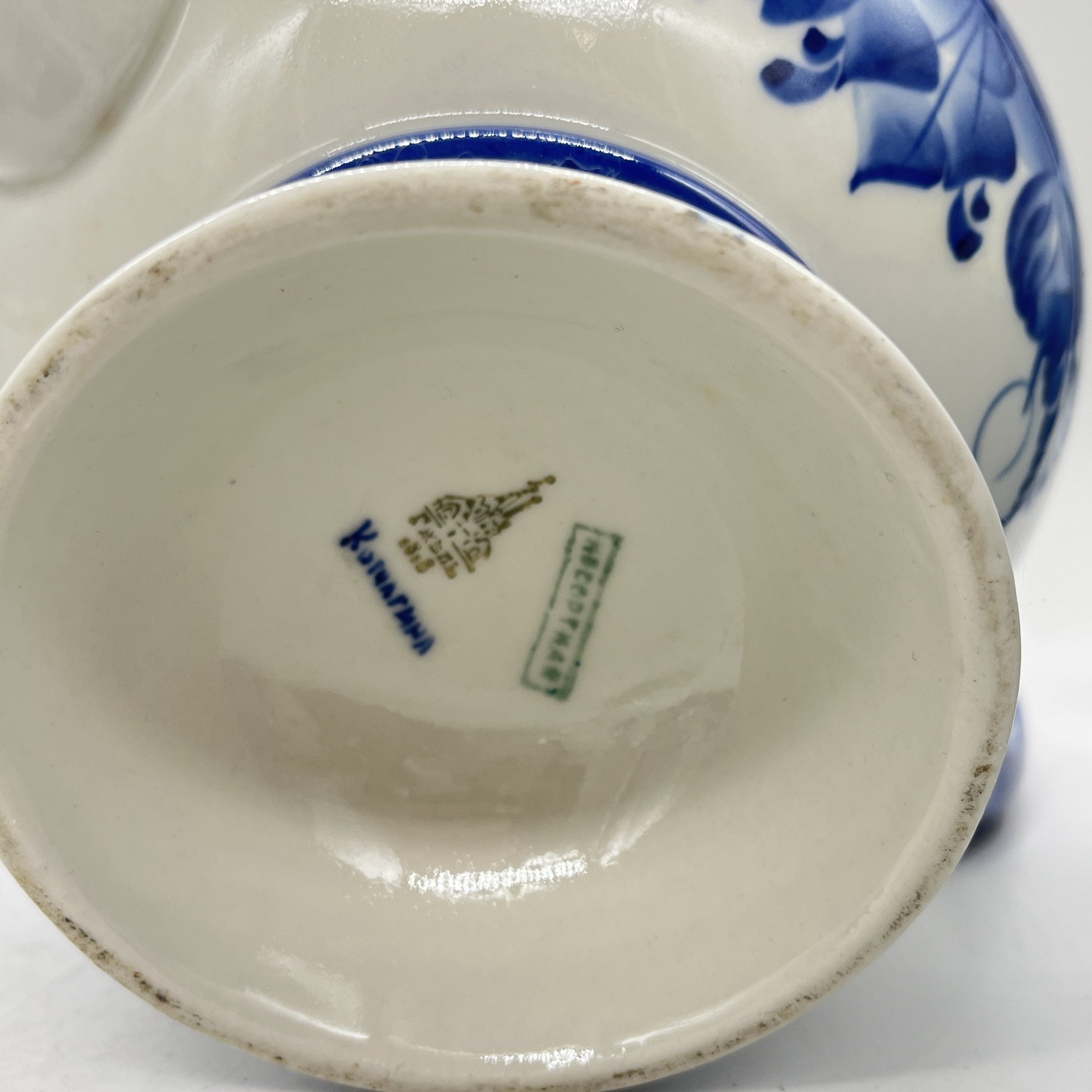 Чайник с фигурными элементами и расписным цветочным декором (крышка подбор)