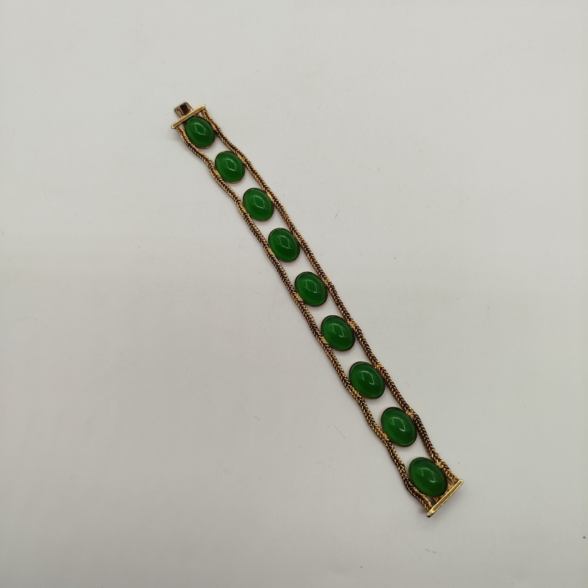 Браслет с зелеными вставками