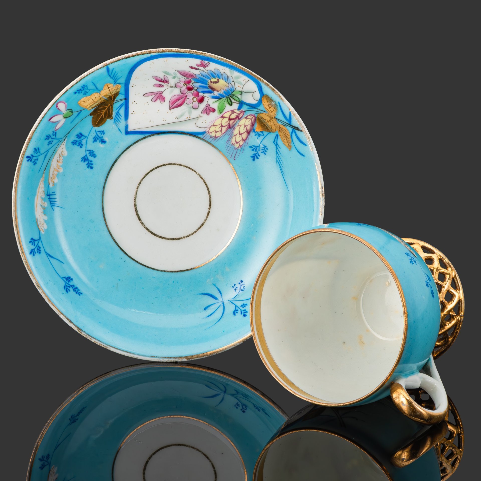 Чайная пара с цветочным декором и кружевным основанием, фарфор, роспись, золочение, Фабрика Я.Г. Храпунова-Нового, Российская империя, 1860-1880 гг.