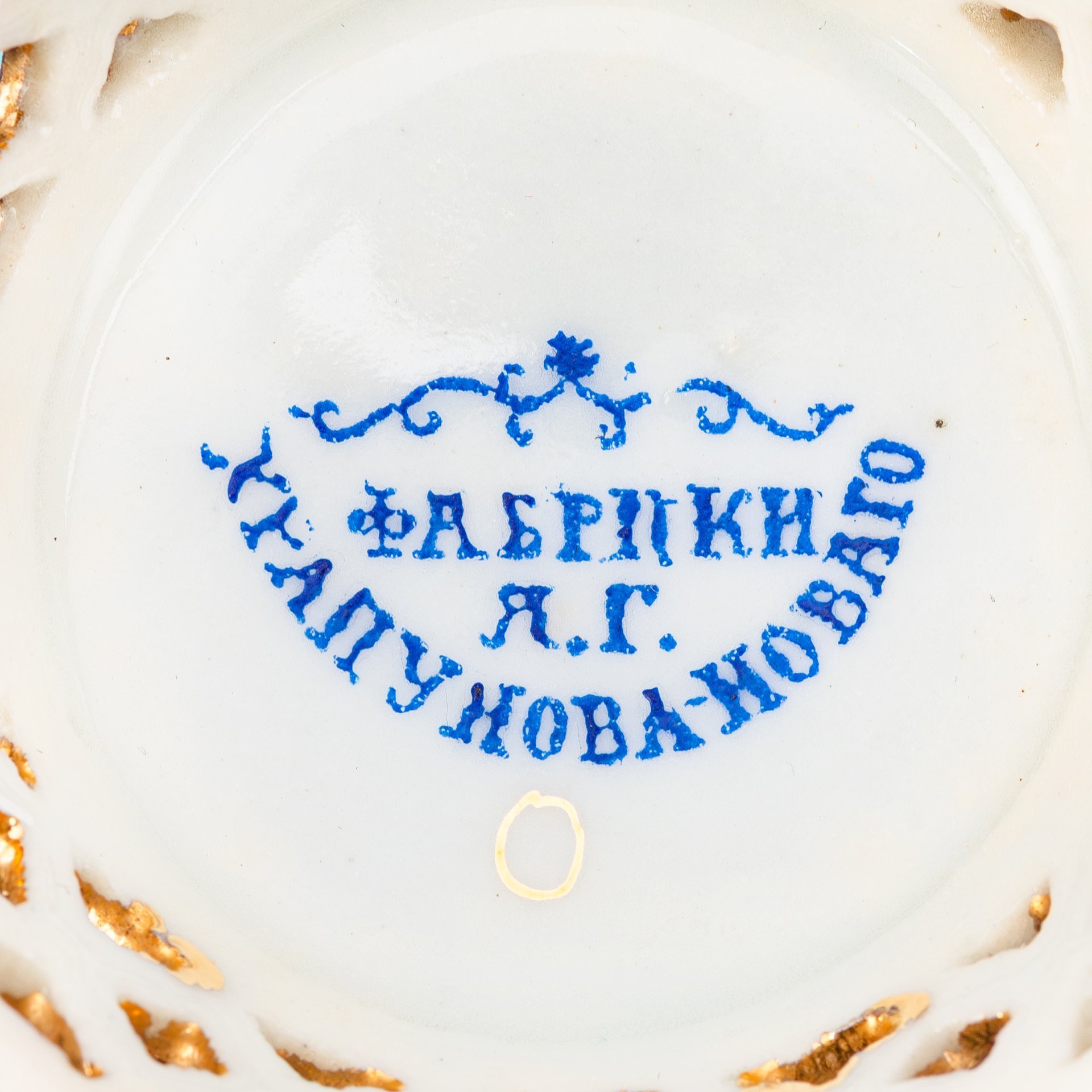 Чайная пара с цветочным декором и кружевным основанием, Фабрика Я.Г. Храпунова-Нового