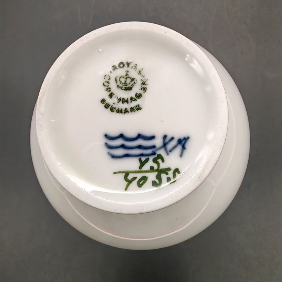Ваза с узким горлышком и цветочным декором на тулове, Royal Copenhagen