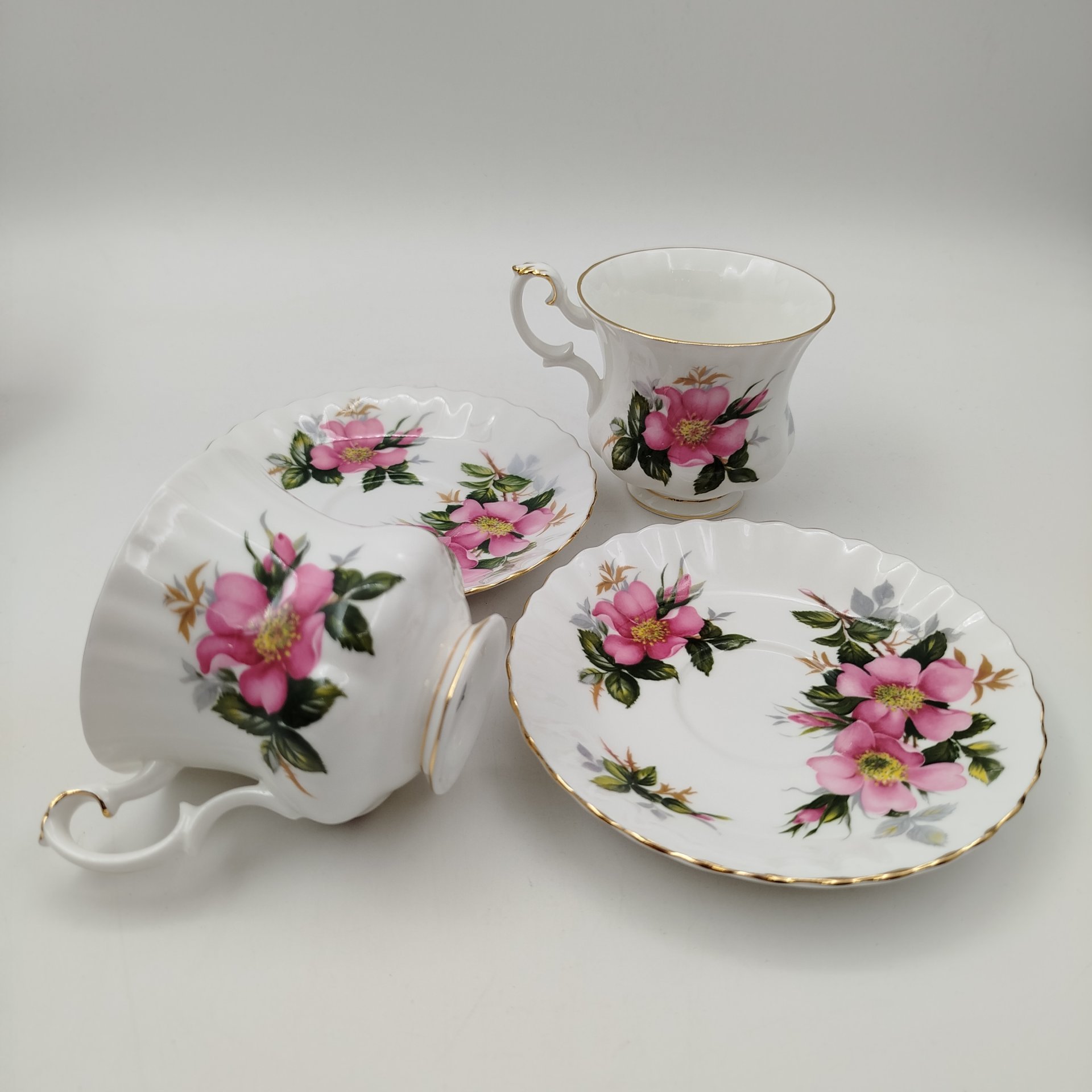 Набор кофейных пар на 2 персоны (дуэт) с ярким цветочным декором " Prairie Rose", Royal Albert