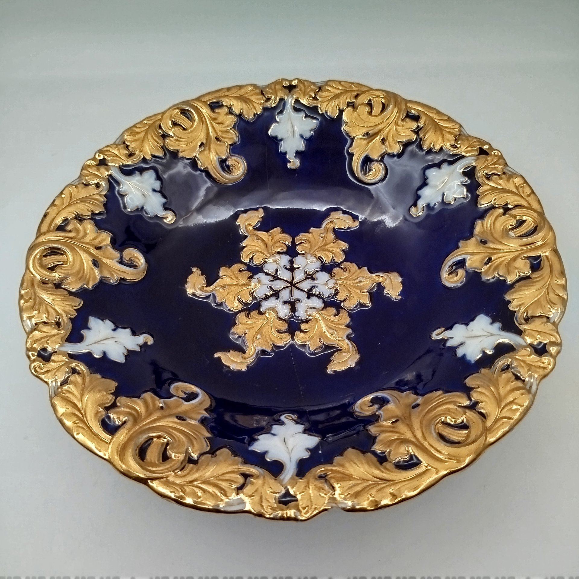 Блюдо с рельефным растительным декором в сине-золотой гамме, фарфор, крытье кобальтом, золочение, Meissen (Мейсенский фарфор), Германия, 1934-1945 гг.