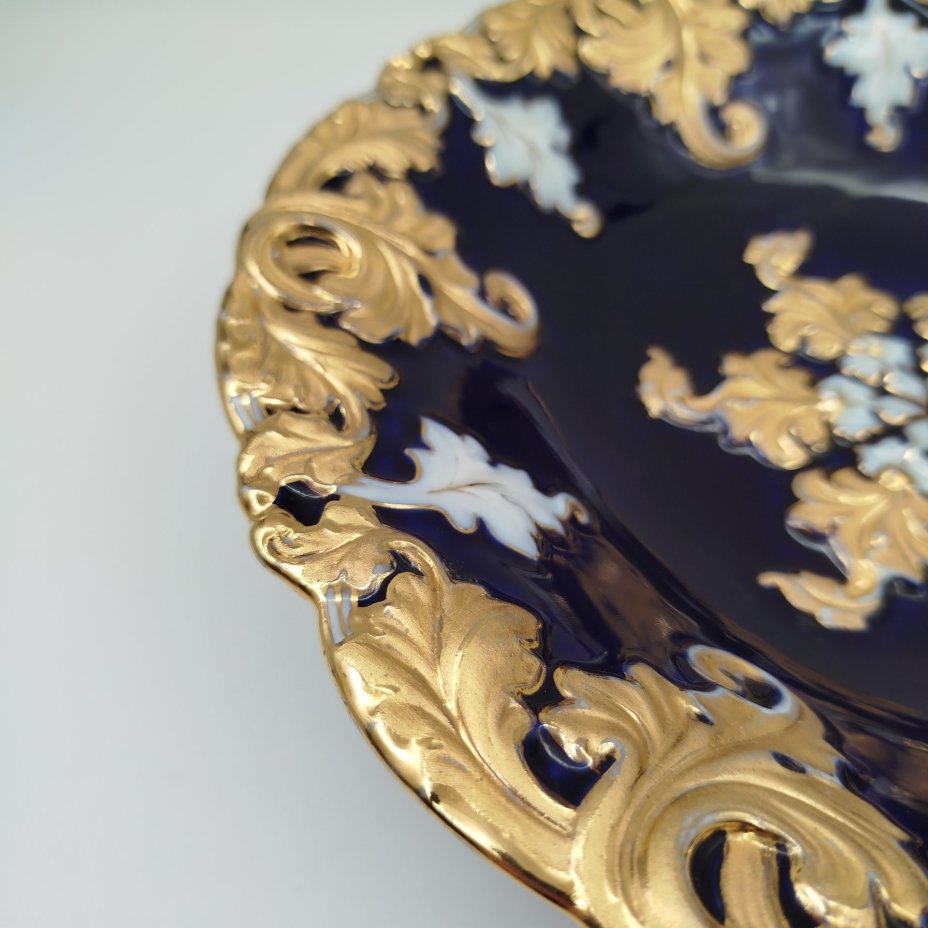 Блюдо с рельефным растительным декором в сине-золотой гамме, фарфор, крытье кобальтом, золочение, Meissen (Мейсенский фарфор), Германия, 1934-1945 гг.