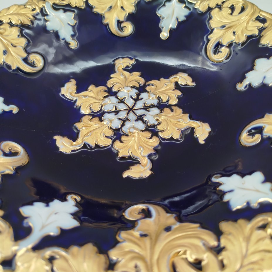 Блюдо с рельефным растительным декором в сине-золотой гамме, фарфор, крытье кобальтом, золочение, Meissen (Мейсенский фарфор), Германия, 1934-1945 гг.
