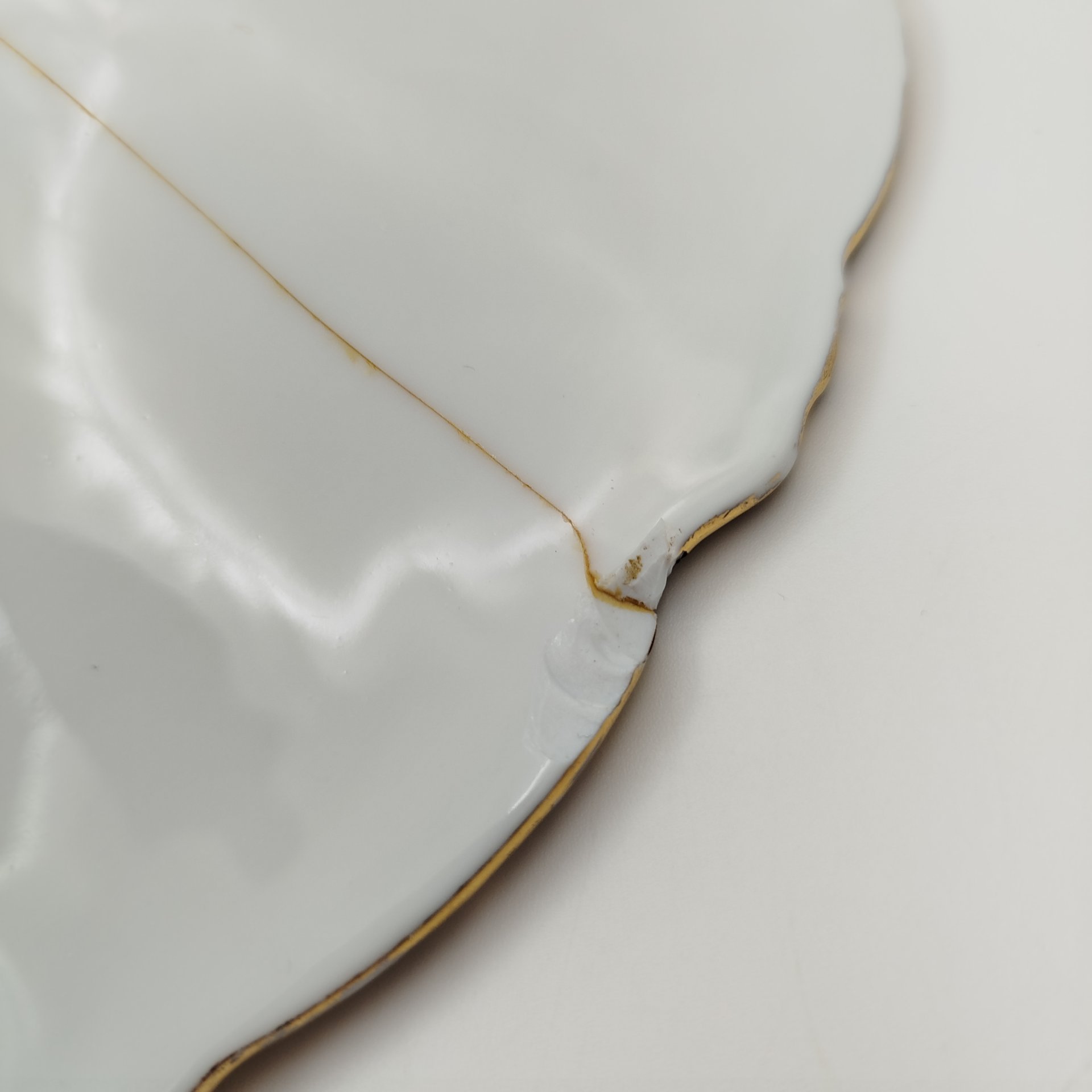 Блюдо с рельефным растительным декором в сине-золотой гамме, фарфор, крытье кобальтом, золочение, Meissen (Мейсенский фарфор), Германия, 1934-1945 гг.