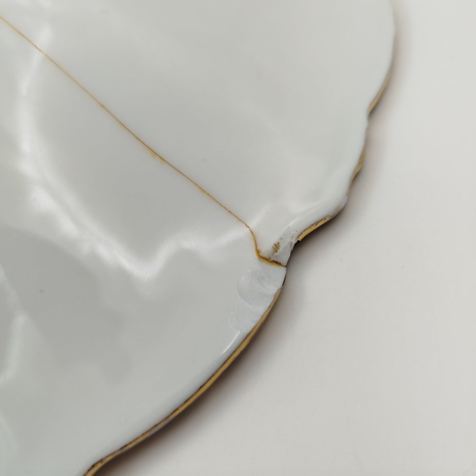 Блюдо с рельефным растительным декором в сине-золотой гамме, фарфор, крытье кобальтом, золочение, Meissen (Мейсенский фарфор), Германия, 1934-1945 гг.