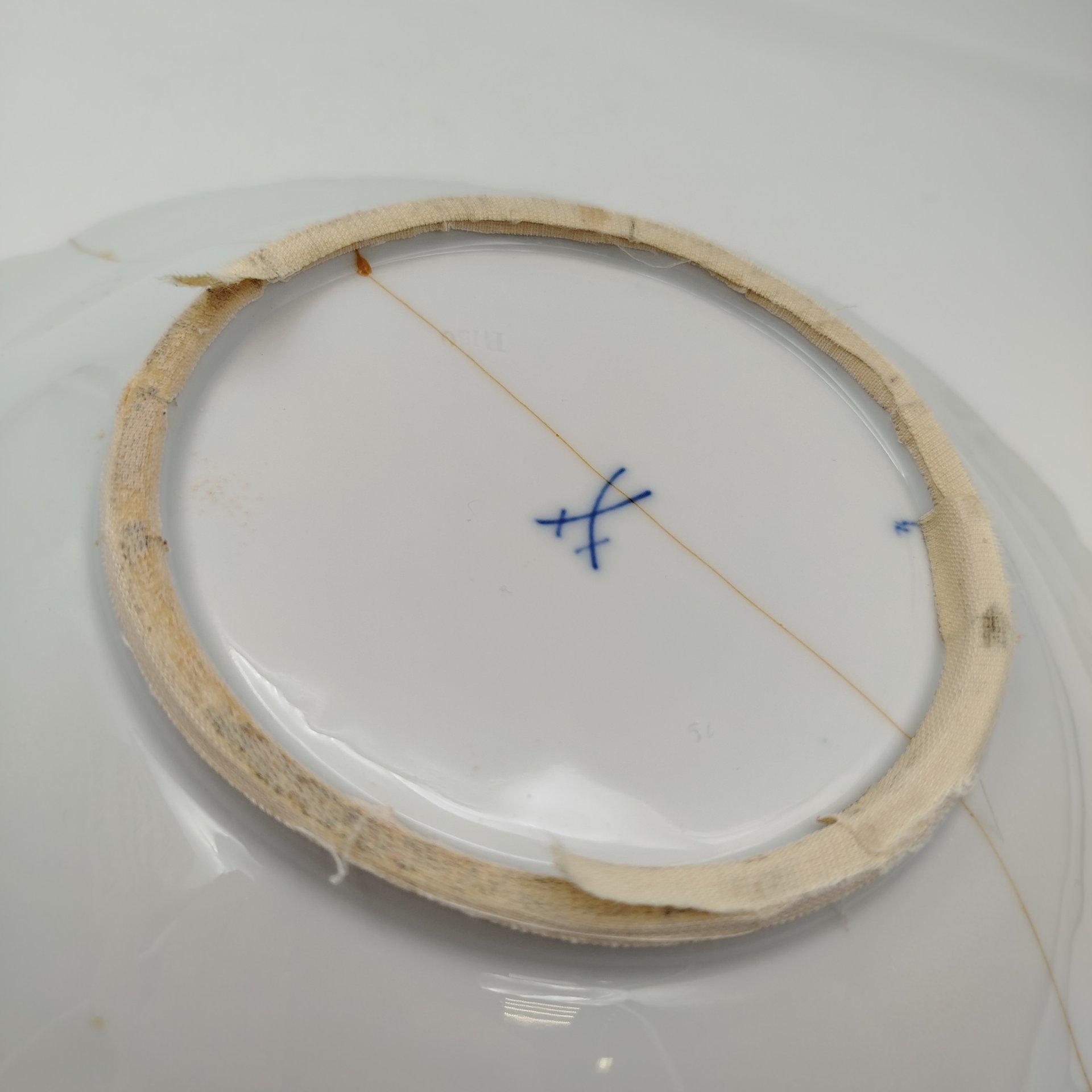 Блюдо с рельефным растительным декором в сине-золотой гамме, фарфор, крытье кобальтом, золочение, Meissen (Мейсенский фарфор), Германия, 1934-1945 гг.