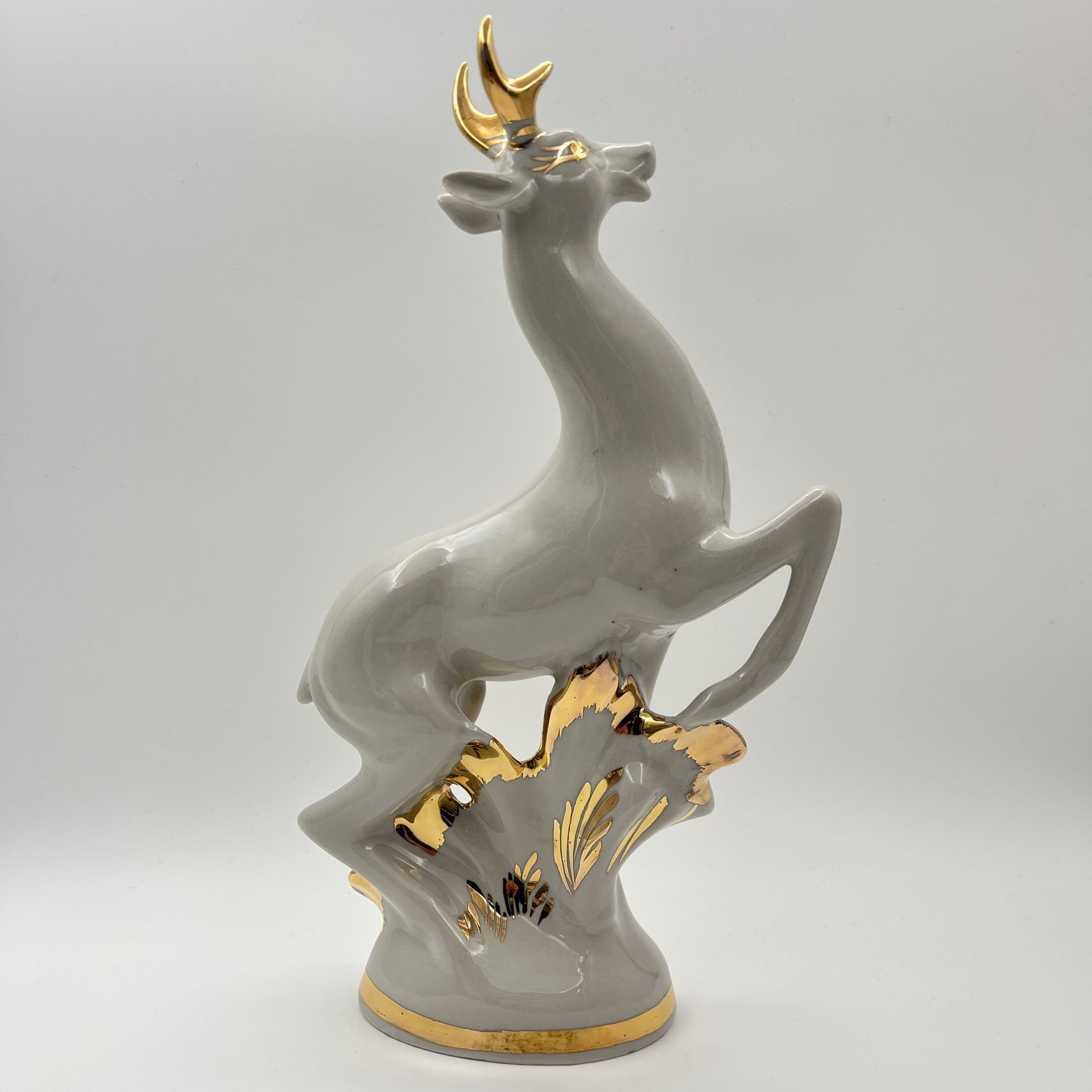 Статуэтка "Олень", фарфор, золочение, Городницкий фарфоровый завод, СССР, 1970-1990 гг.
