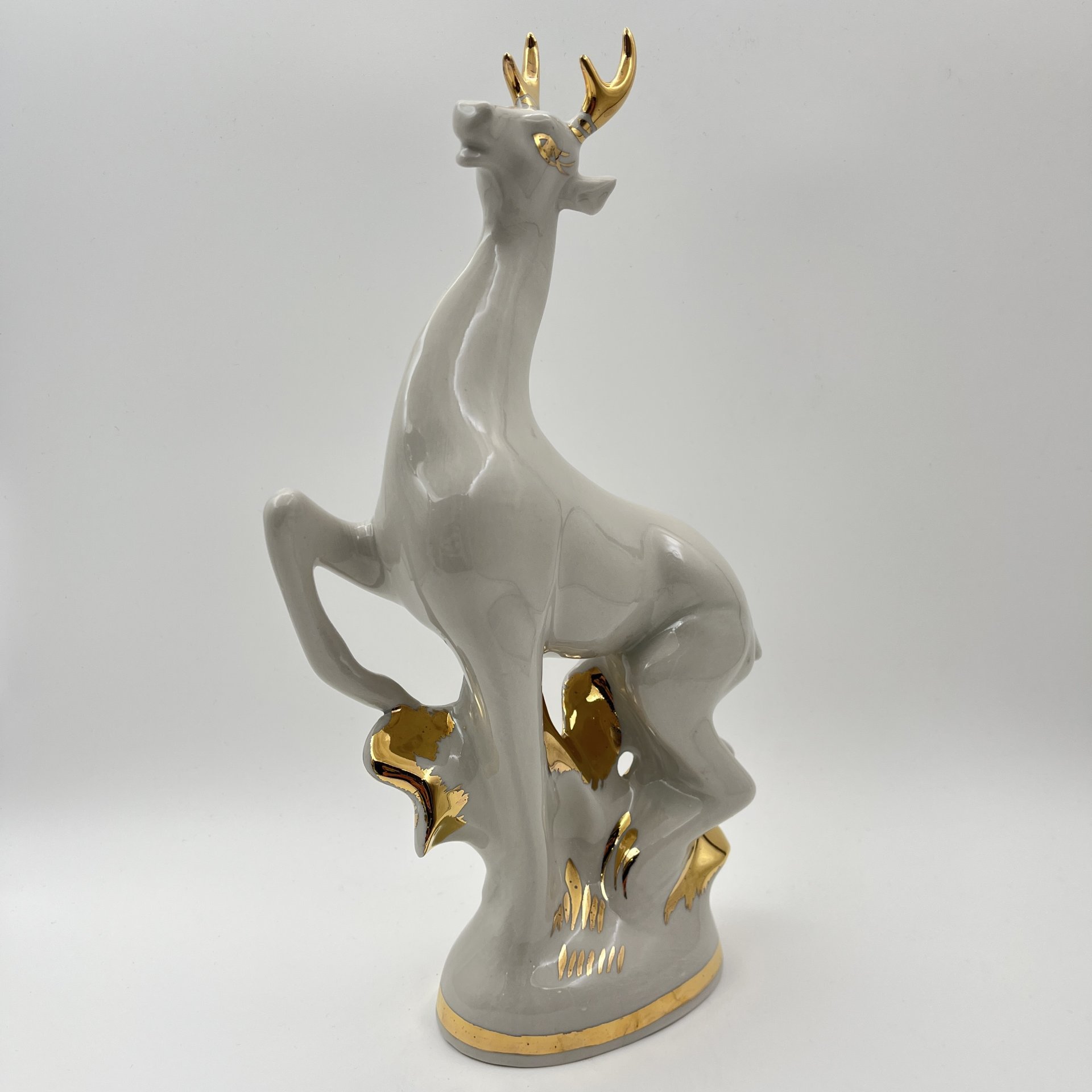 Статуэтка "Олень", фарфор, золочение, Городницкий фарфоровый завод, СССР, 1970-1990 гг.