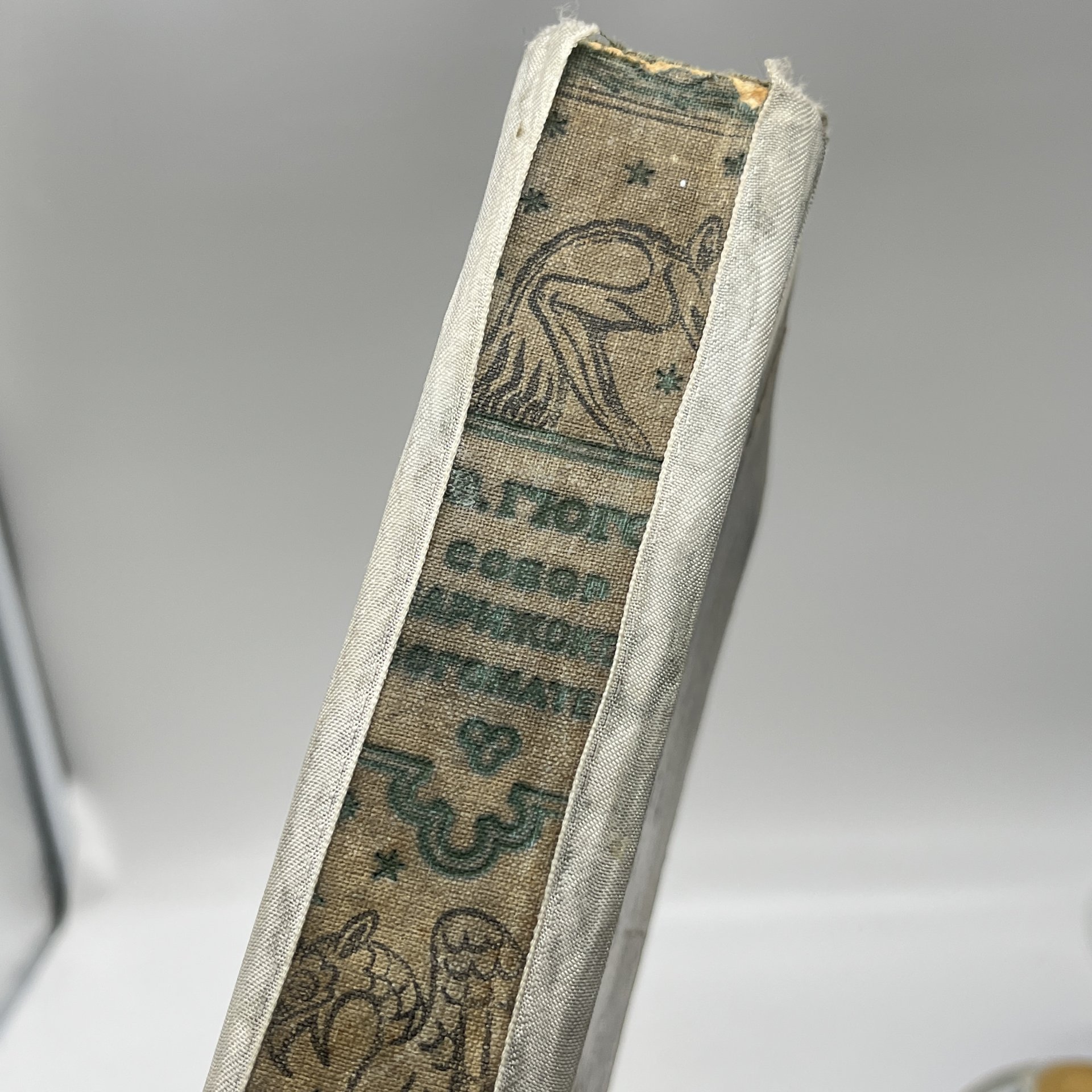 Книга "Собор Парижской Богоматери", Виктор Гюго, иллюстрации А. Кравченко, бумага, печать, Издательство «Художественная литература», СССР, 1941 г.