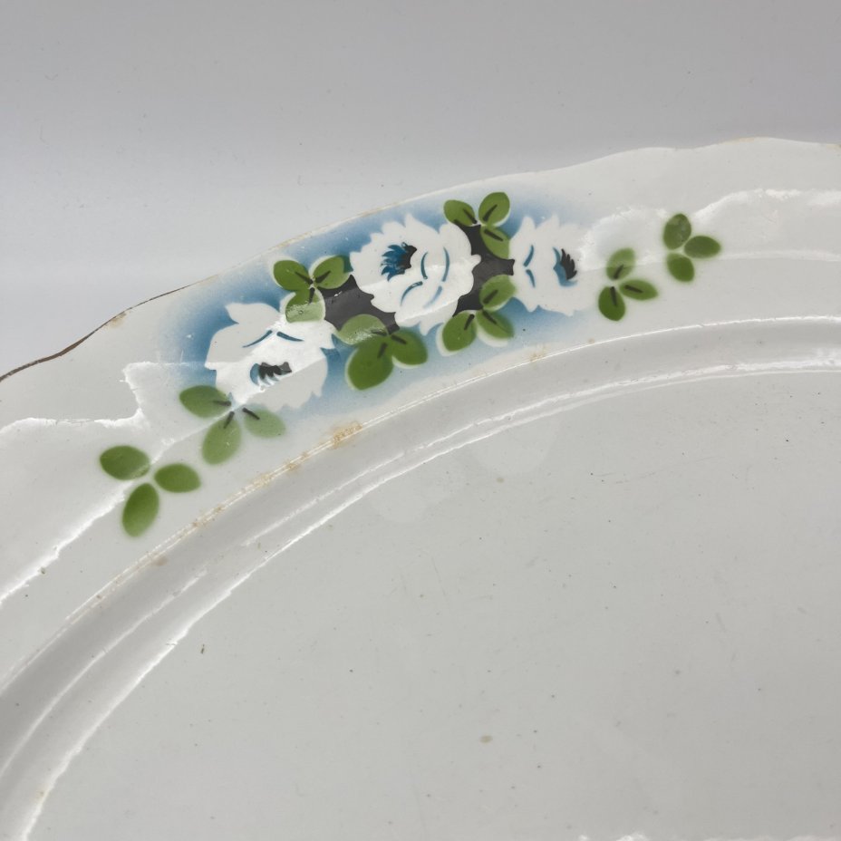 Блюдо с цветочным декором, фаянс, деколь, золочение, Конаковский фаянсовый завод им. М.И. Калинина (ЗиК Конаково), СССР, 1929-1940 гг.
