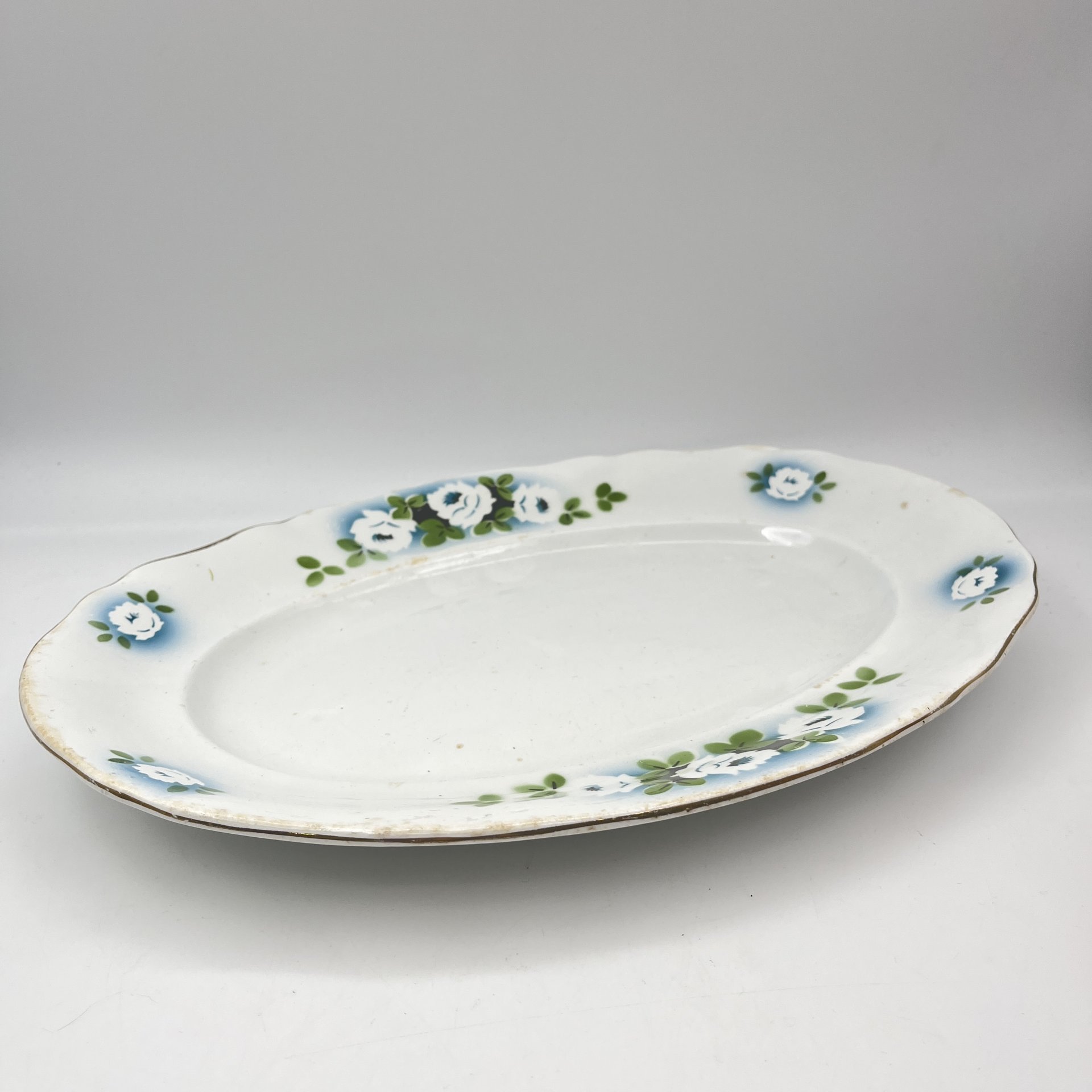 Блюдо с цветочным декором, фаянс, деколь, золочение, Конаковский фаянсовый завод им. М.И. Калинина (ЗиК Конаково), СССР, 1929-1940 гг.