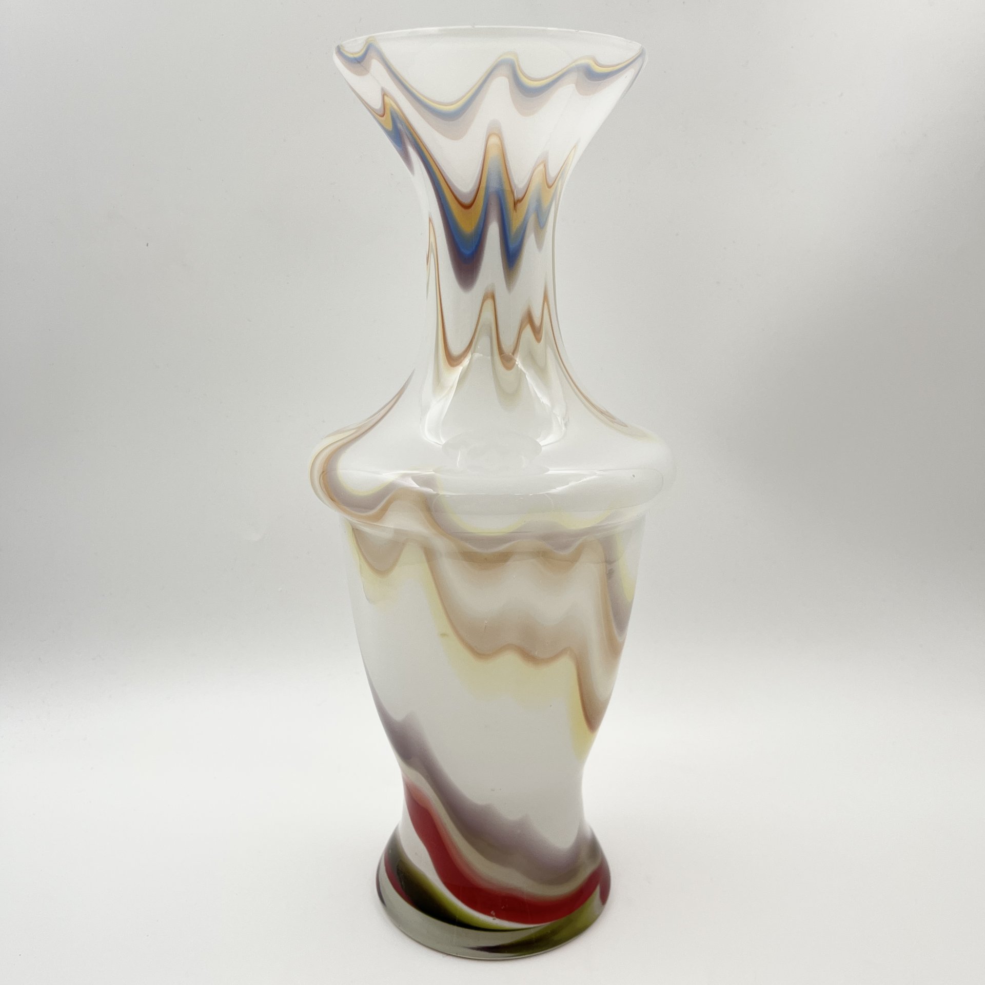 Ваза "Татьянка" в разноцветной гамме, автор Б.А. Смирнов, стекло, молочное стекло, Ленинградский завод художественного стекла (ЛЗХС), СССР, 1960-1980 гг.