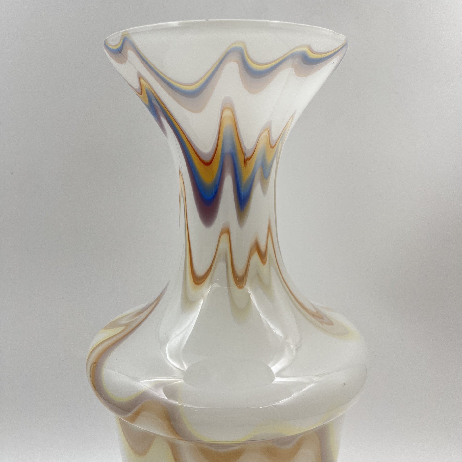 Ваза "Татьянка" в разноцветной гамме, автор Б.А. Смирнов, стекло, молочное стекло, Ленинградский завод художественного стекла (ЛЗХС), СССР, 1960-1980 гг.