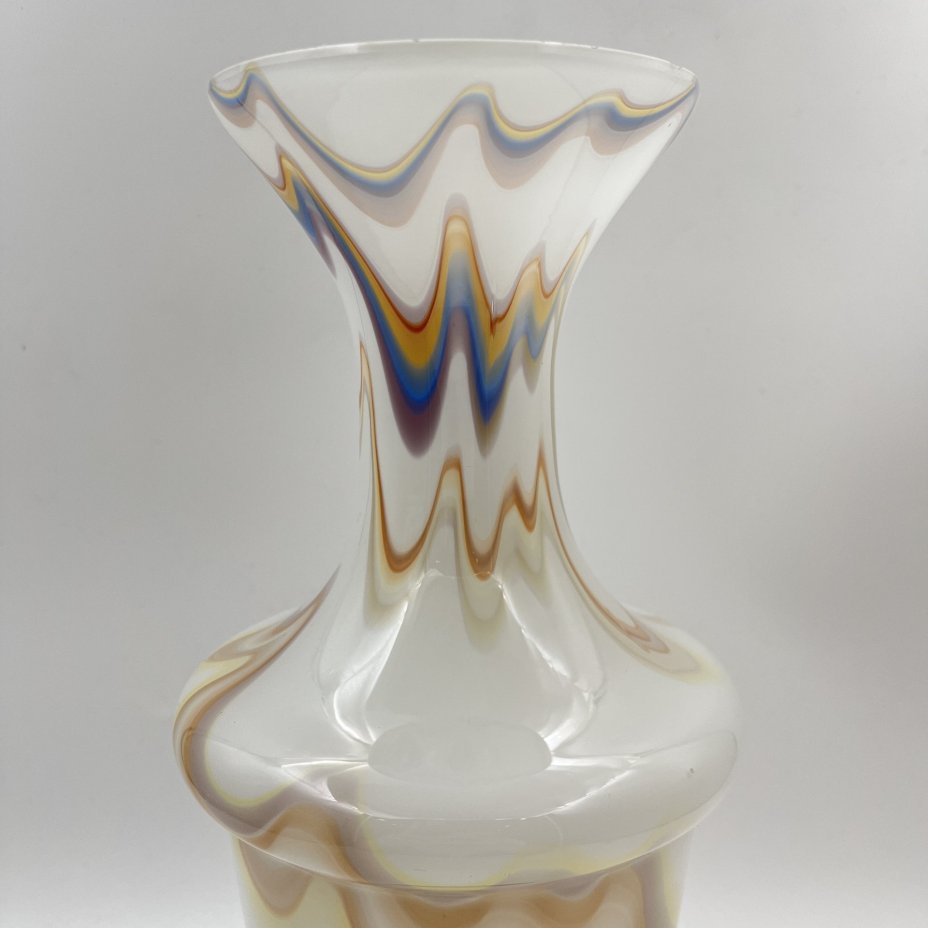 Ваза "Татьянка" в разноцветной гамме, автор Б.А. Смирнов, стекло, молочное стекло, Ленинградский завод художественного стекла (ЛЗХС), СССР, 1960-1980 гг.