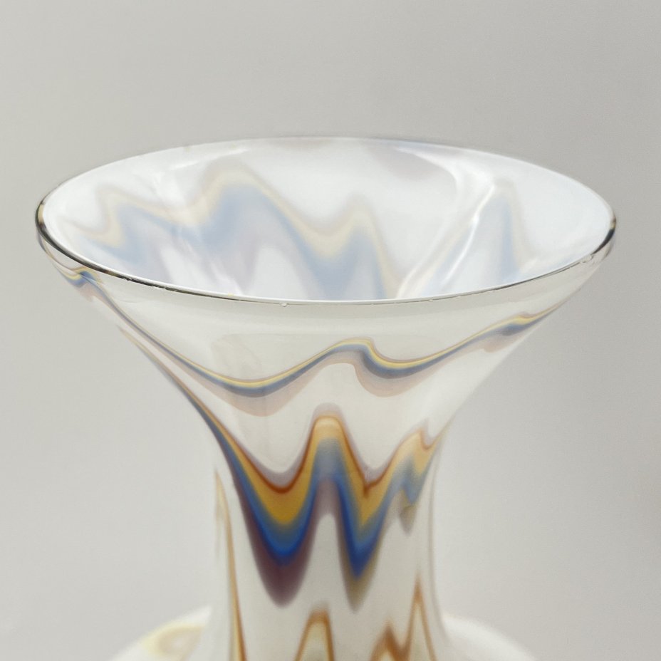 Ваза "Татьянка" в разноцветной гамме, автор Б.А. Смирнов, стекло, молочное стекло, Ленинградский завод художественного стекла (ЛЗХС), СССР, 1960-1980 гг.