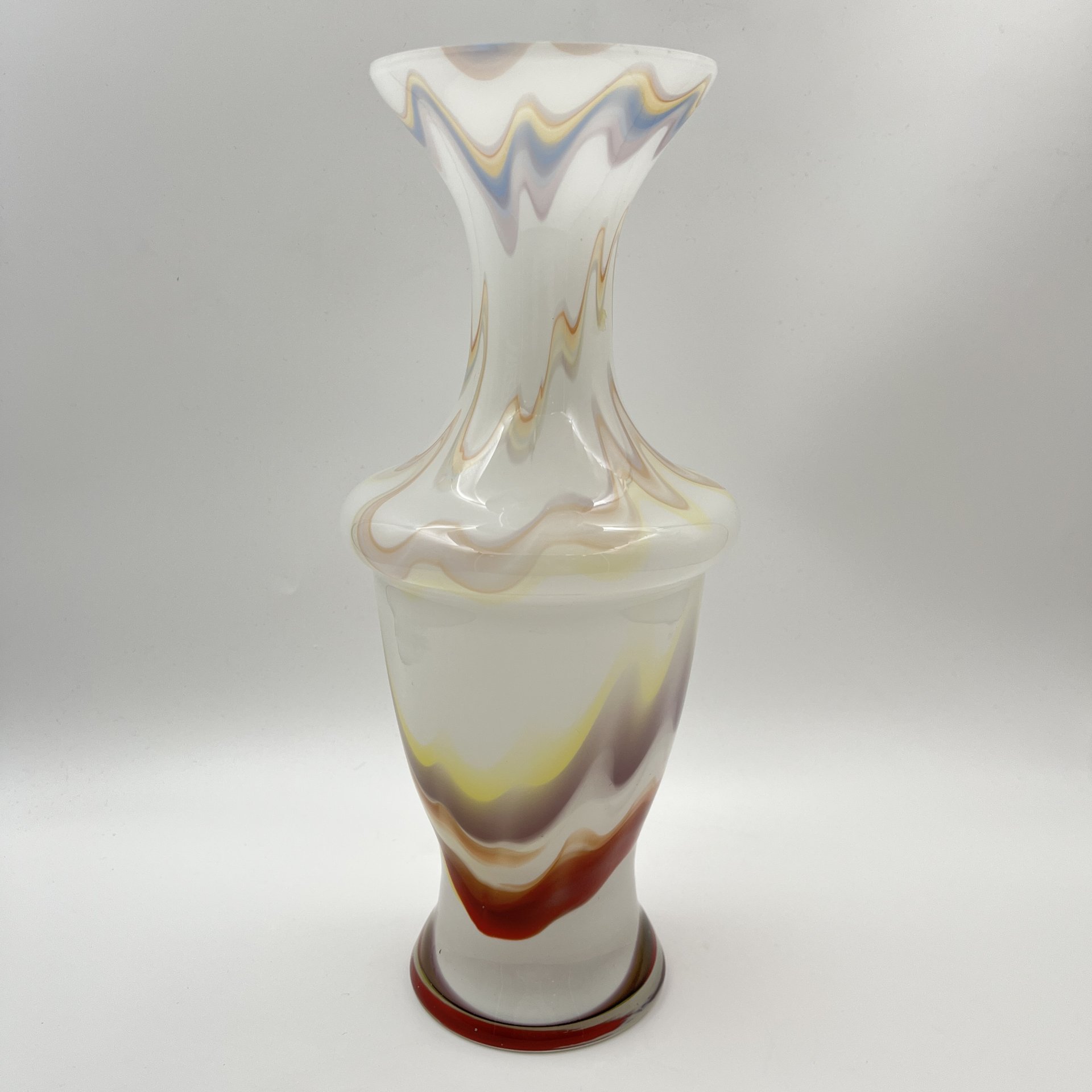 Ваза "Татьянка" в разноцветной гамме, автор Б.А. Смирнов, стекло, молочное стекло, Ленинградский завод художественного стекла (ЛЗХС), СССР, 1960-1980 гг.