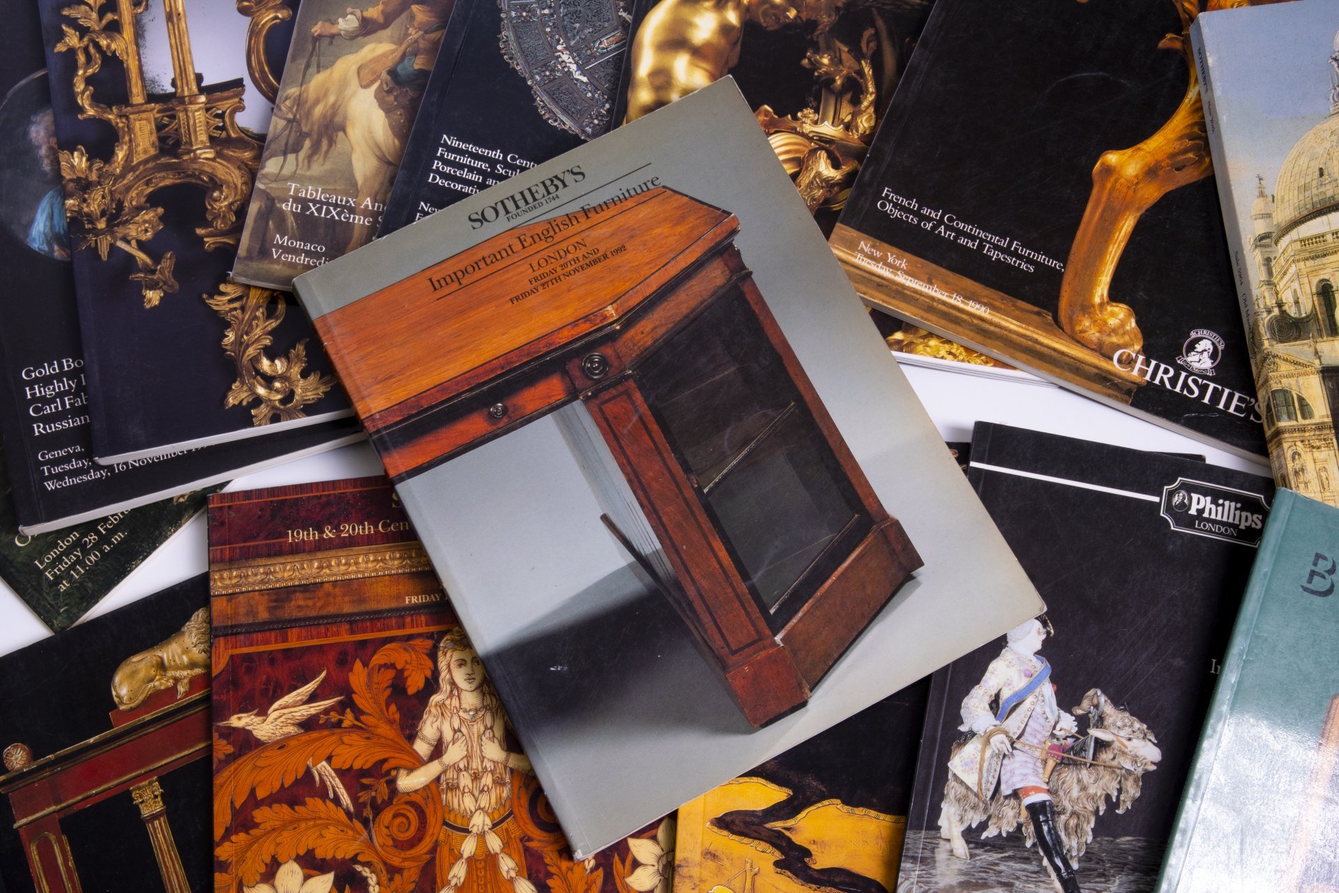 Набор из 14 различных иллюстрированных каталогов аукционных домов Sotheby's, Christie's, Bonhams, бумага, печать, Западная Европа, 1989-1999 гг.