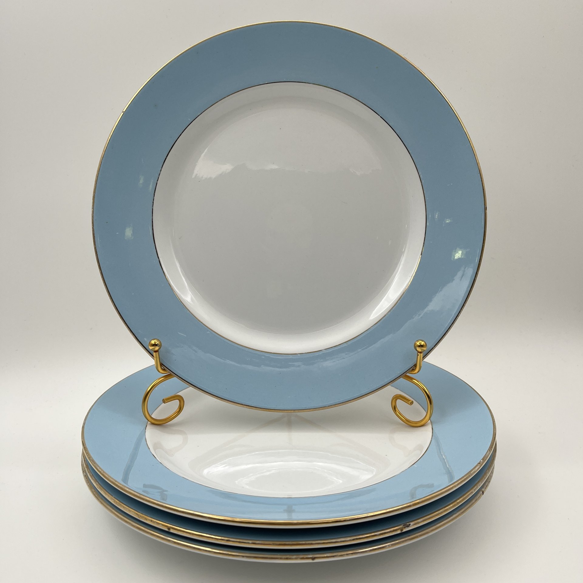 Набор обеденных тарелок с голубым кантом на 4 персоны, фаянс, крытье, золочение, Товарищество М.С. Кузнецова в Твери, Российская империя, 1880-1889 гг.